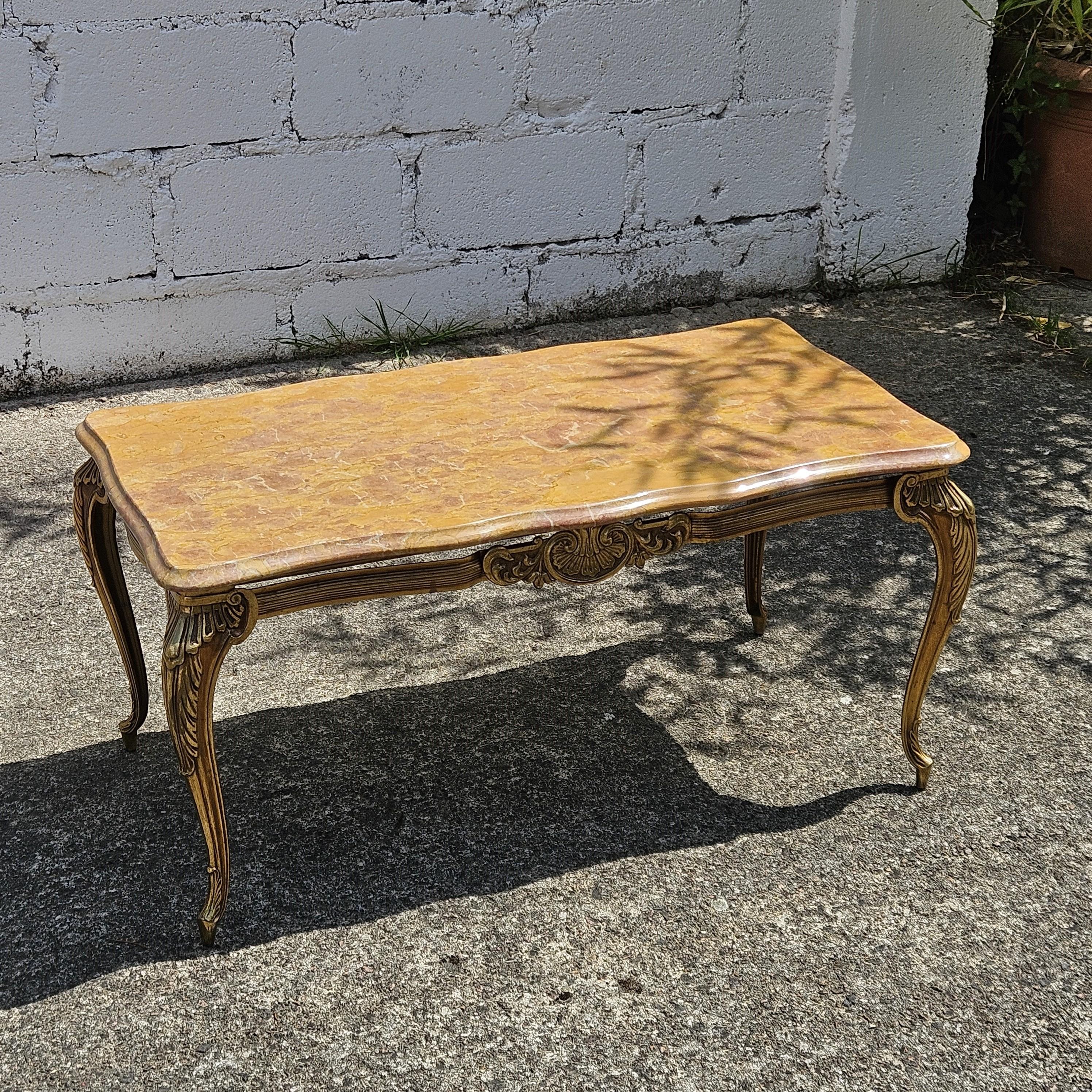 Mesa baja vintage francesa de mármol y latón - Mesa de salón -Estilo Luis XV Vaciado en venta