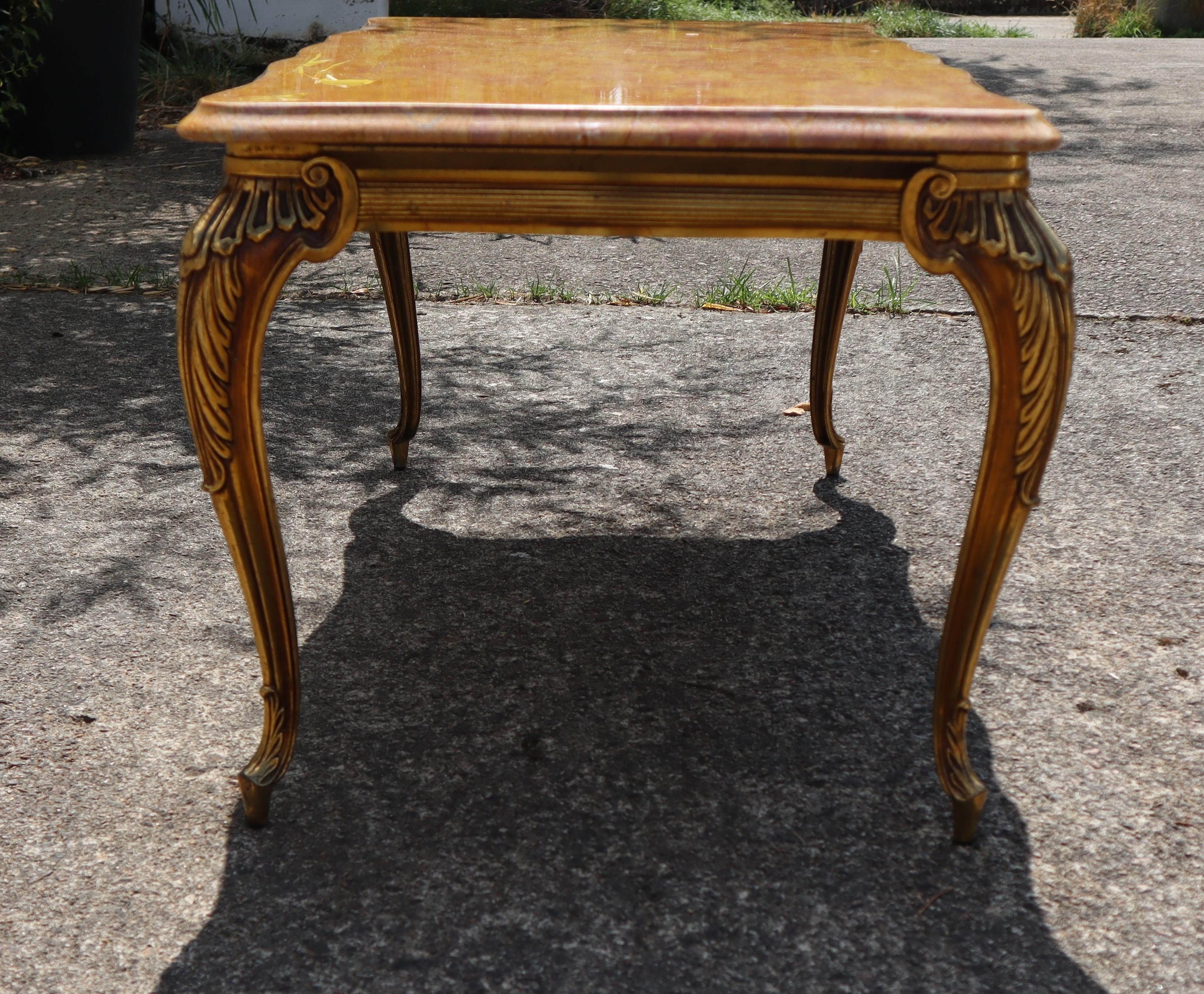 Mesa baja vintage francesa de mármol y latón - Mesa de salón -Estilo Luis XV finales del siglo XX en venta