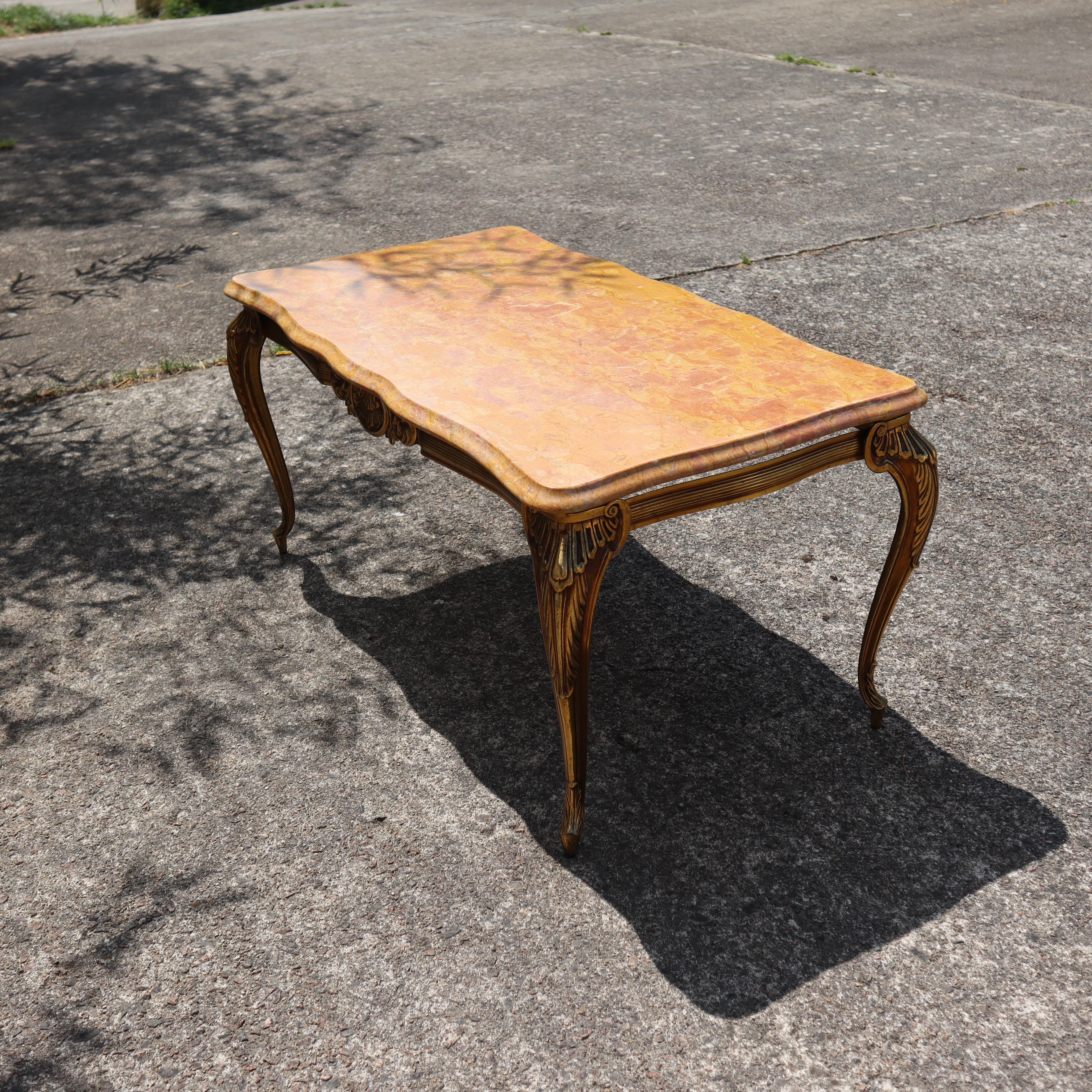 Mesa baja vintage francesa de mármol y latón - Mesa de salón -Estilo Luis XV Metal en venta
