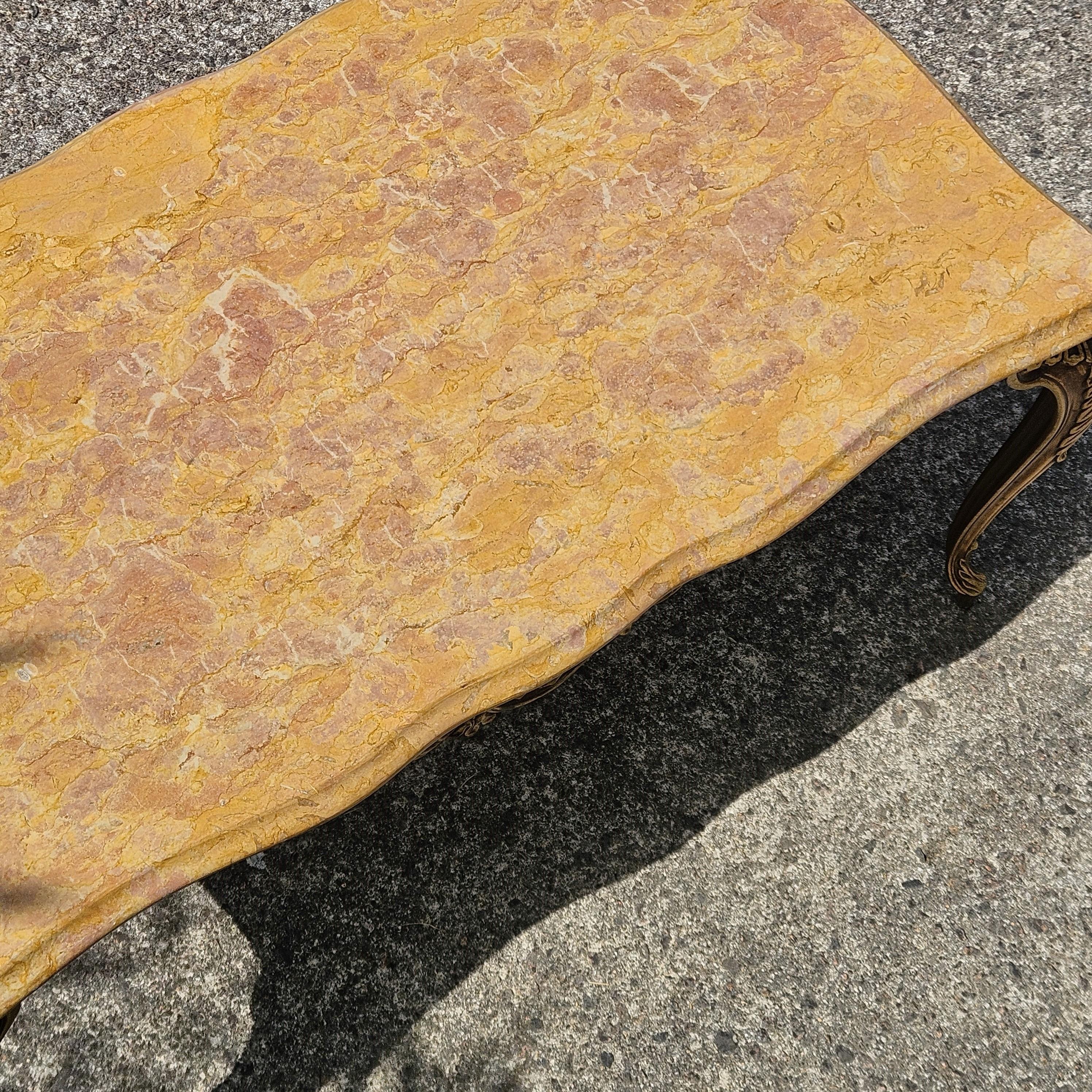 Mesa baja vintage francesa de mármol y latón - Mesa de salón -Estilo Luis XV en venta 2
