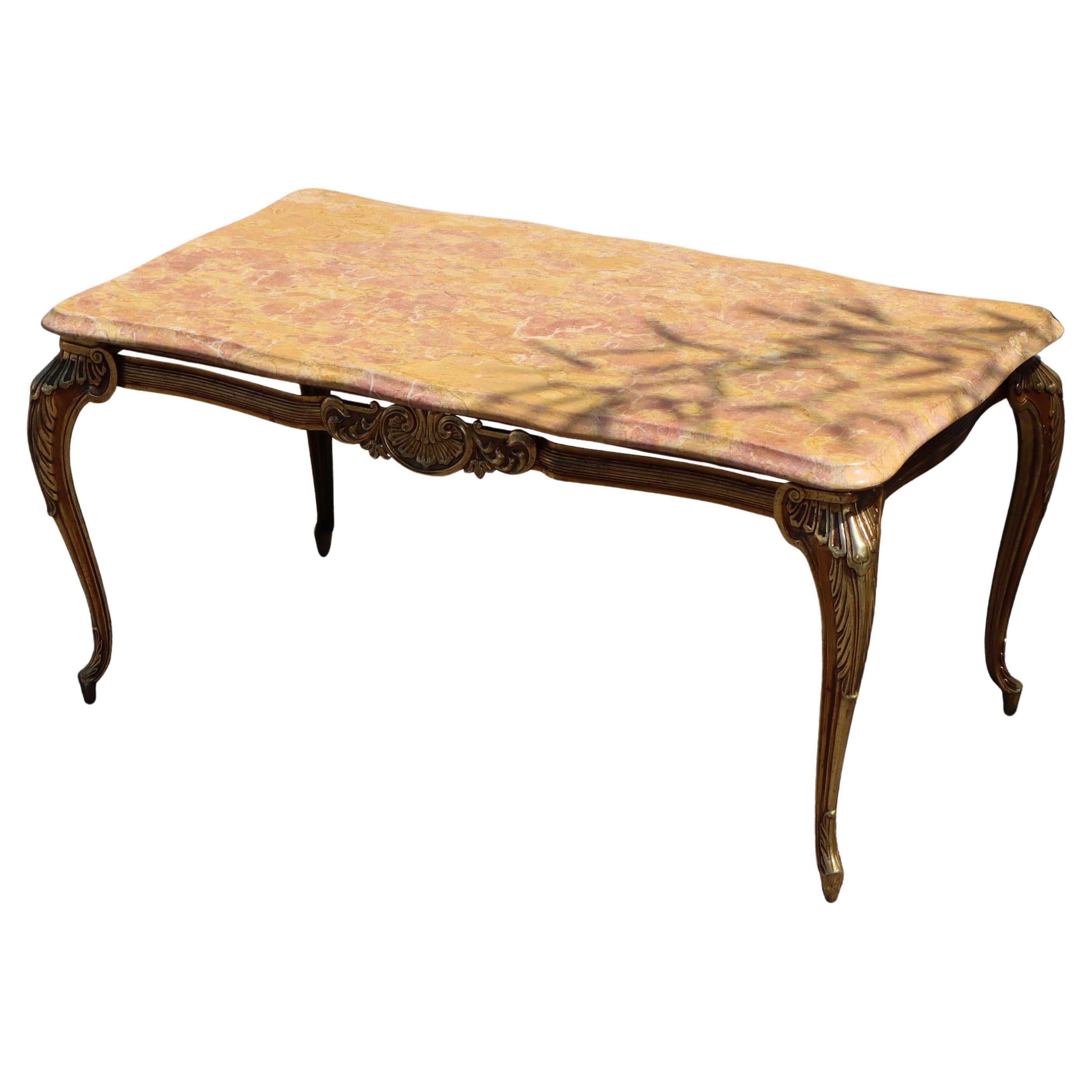 Mesa baja vintage francesa de mármol y latón - Mesa de salón -Estilo Luis XV en venta
