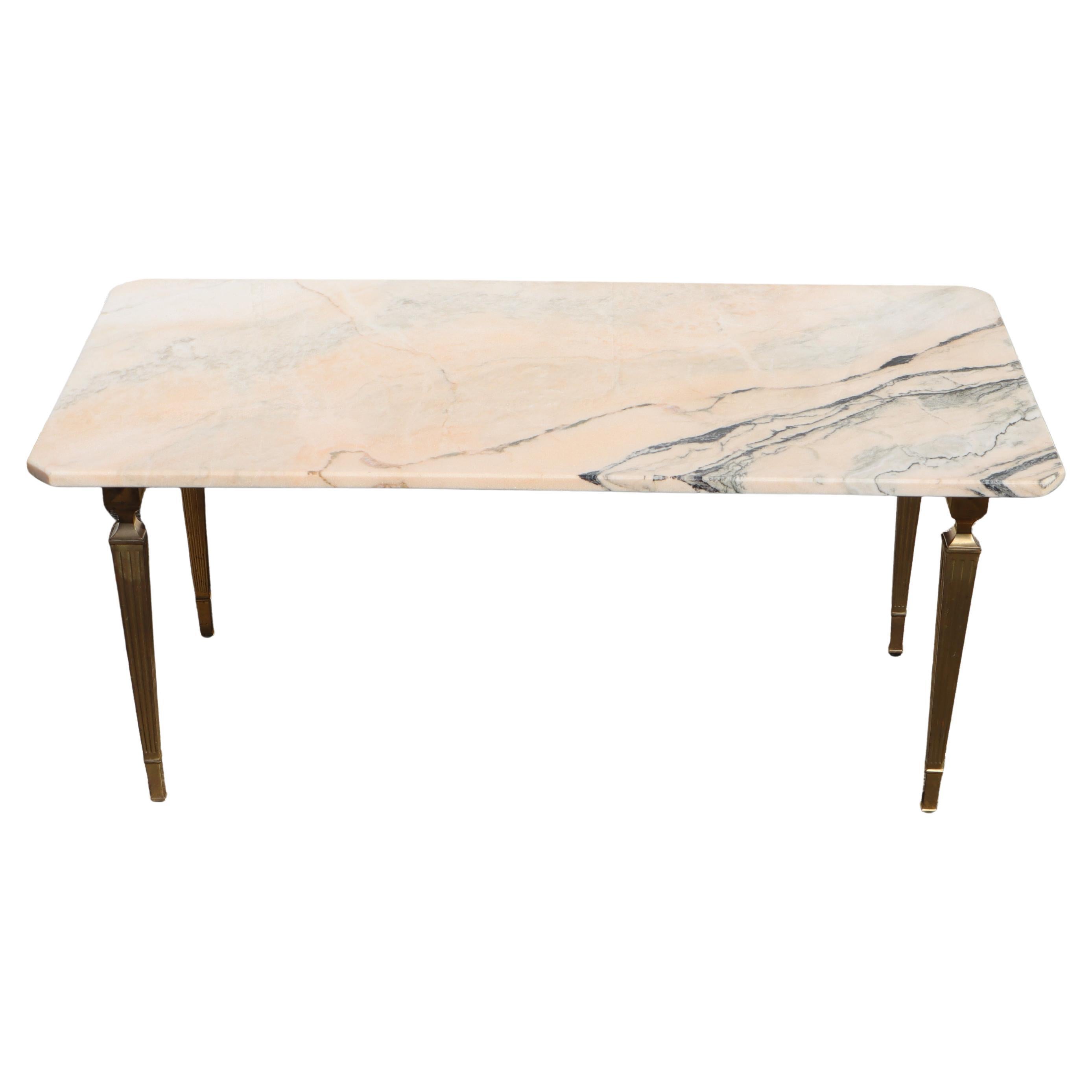 Table basse rectangulaire en marbre et laiton - Table de salon style Hollywood Regency des années 70.
Magnifique plateau de table - il présente des couleurs splendides - mélange d'abricot, de rose, de gris et de veines d'anthracite.
Structure stable