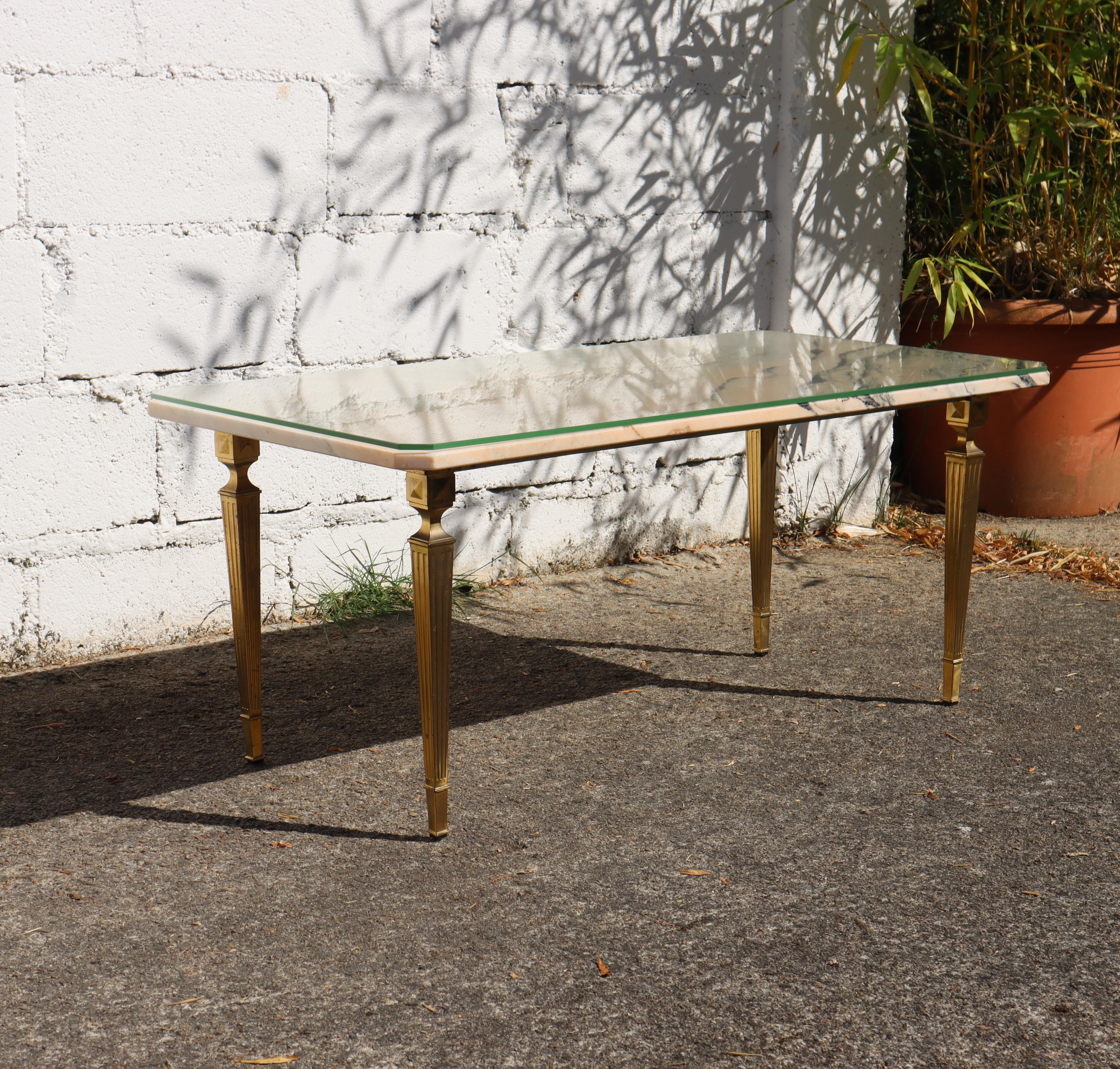 Hollywood Regency Table basse vintage française en marbre et laiton - Couvercle en verre optionnel - Table à cocktail en vente
