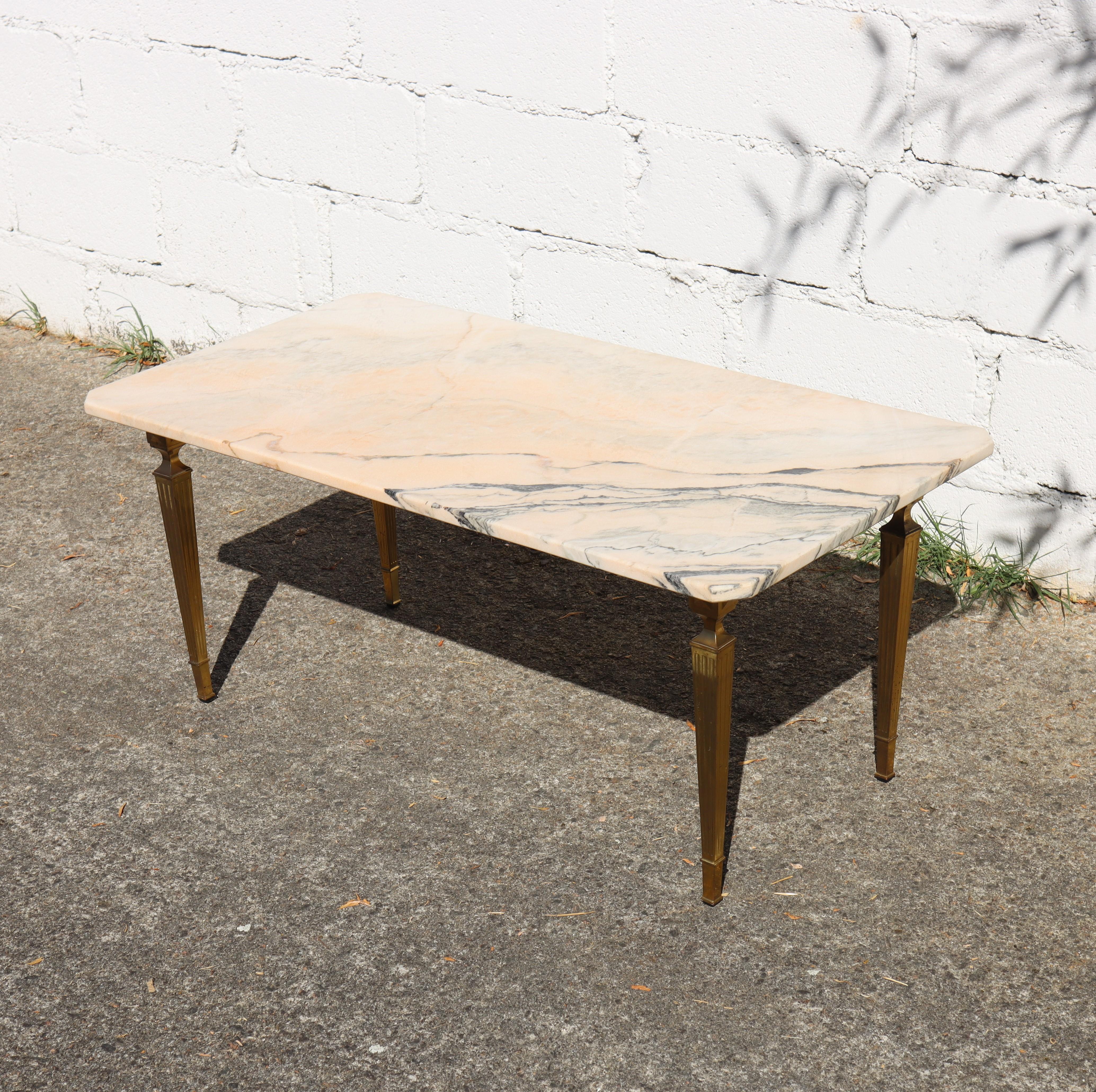 Français Table basse vintage française en marbre et laiton - Couvercle en verre optionnel - Table à cocktail en vente