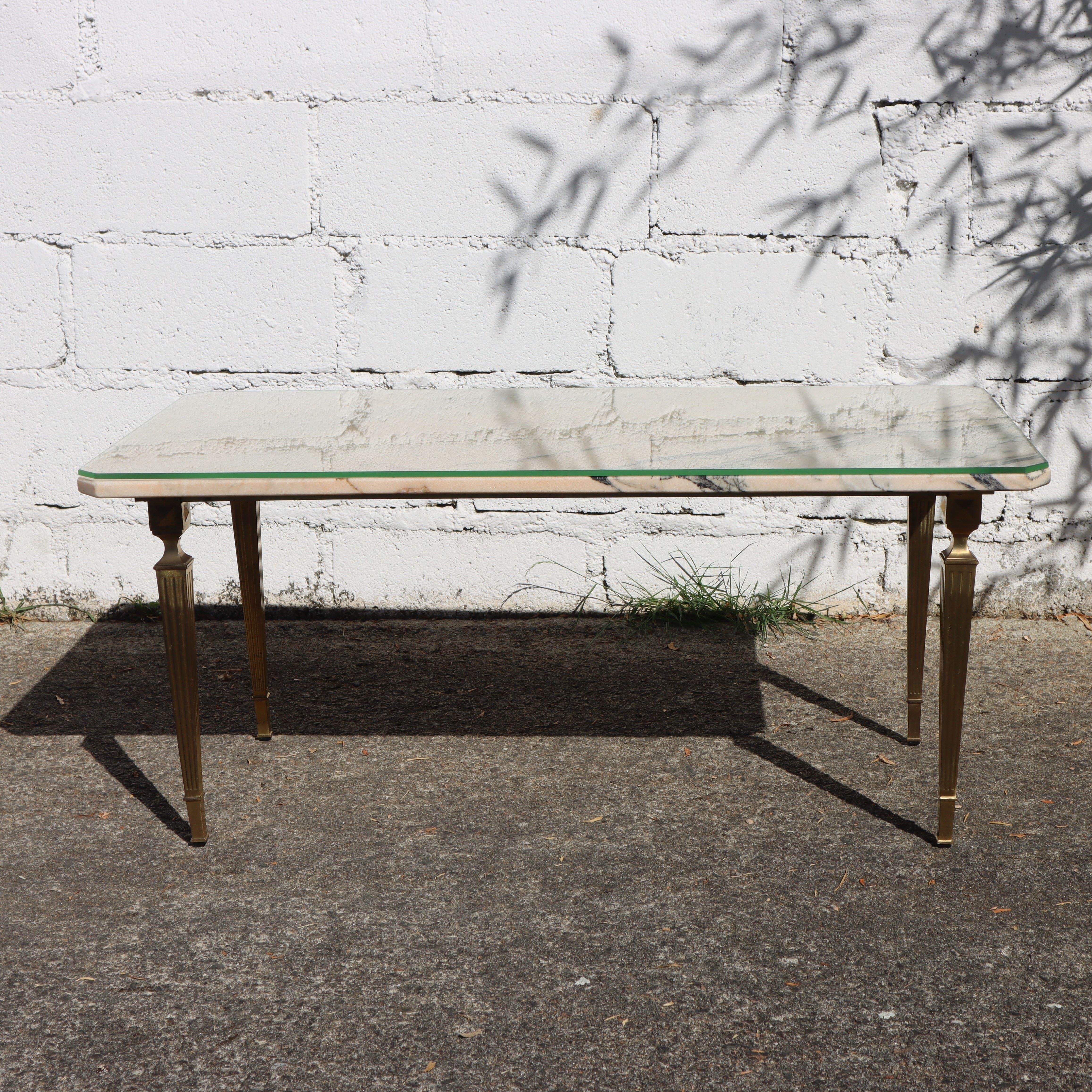 Anodisé Table basse vintage française en marbre et laiton - Couvercle en verre optionnel - Table à cocktail en vente