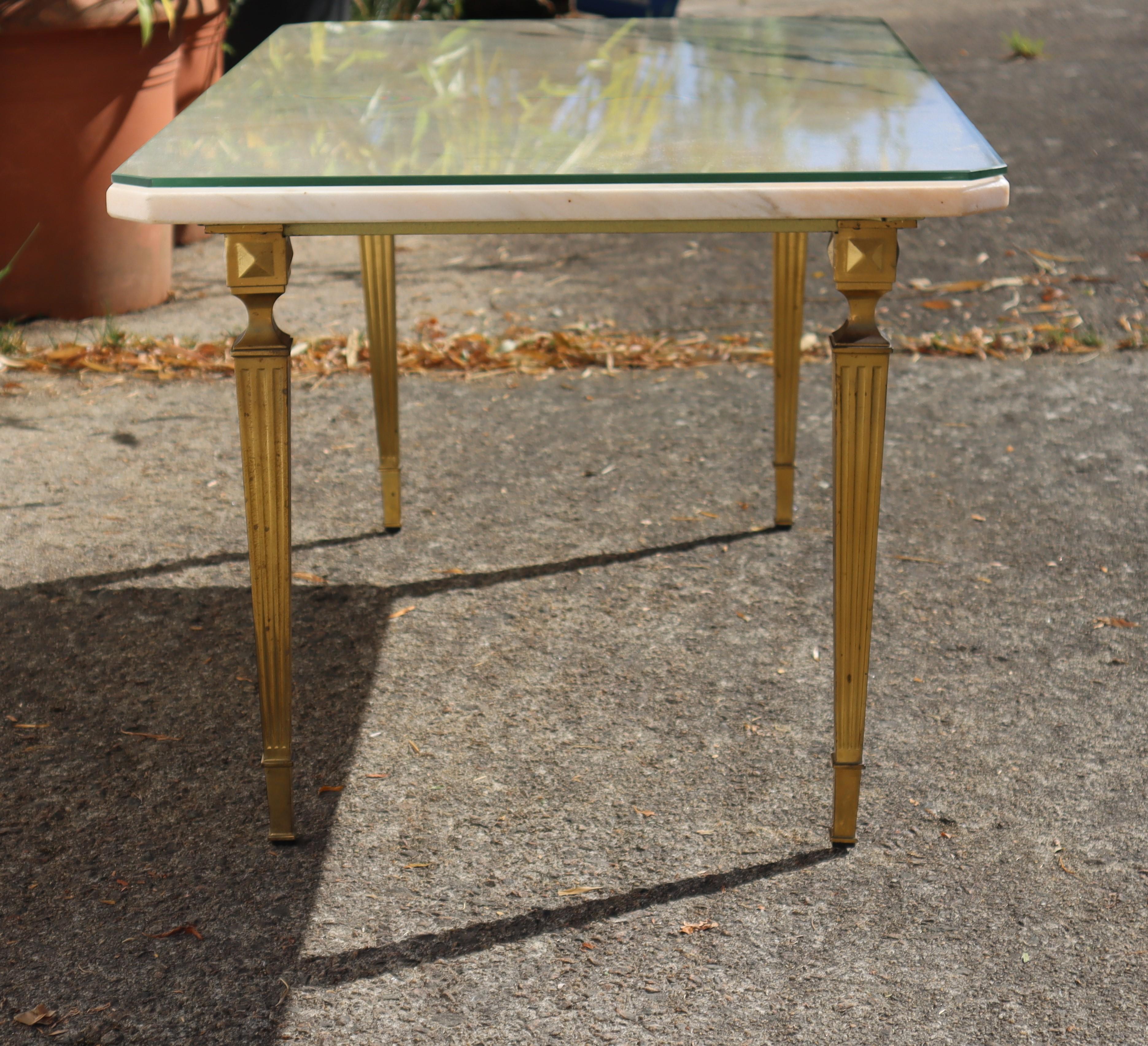 Fin du 20e siècle Table basse vintage française en marbre et laiton - Couvercle en verre optionnel - Table à cocktail en vente