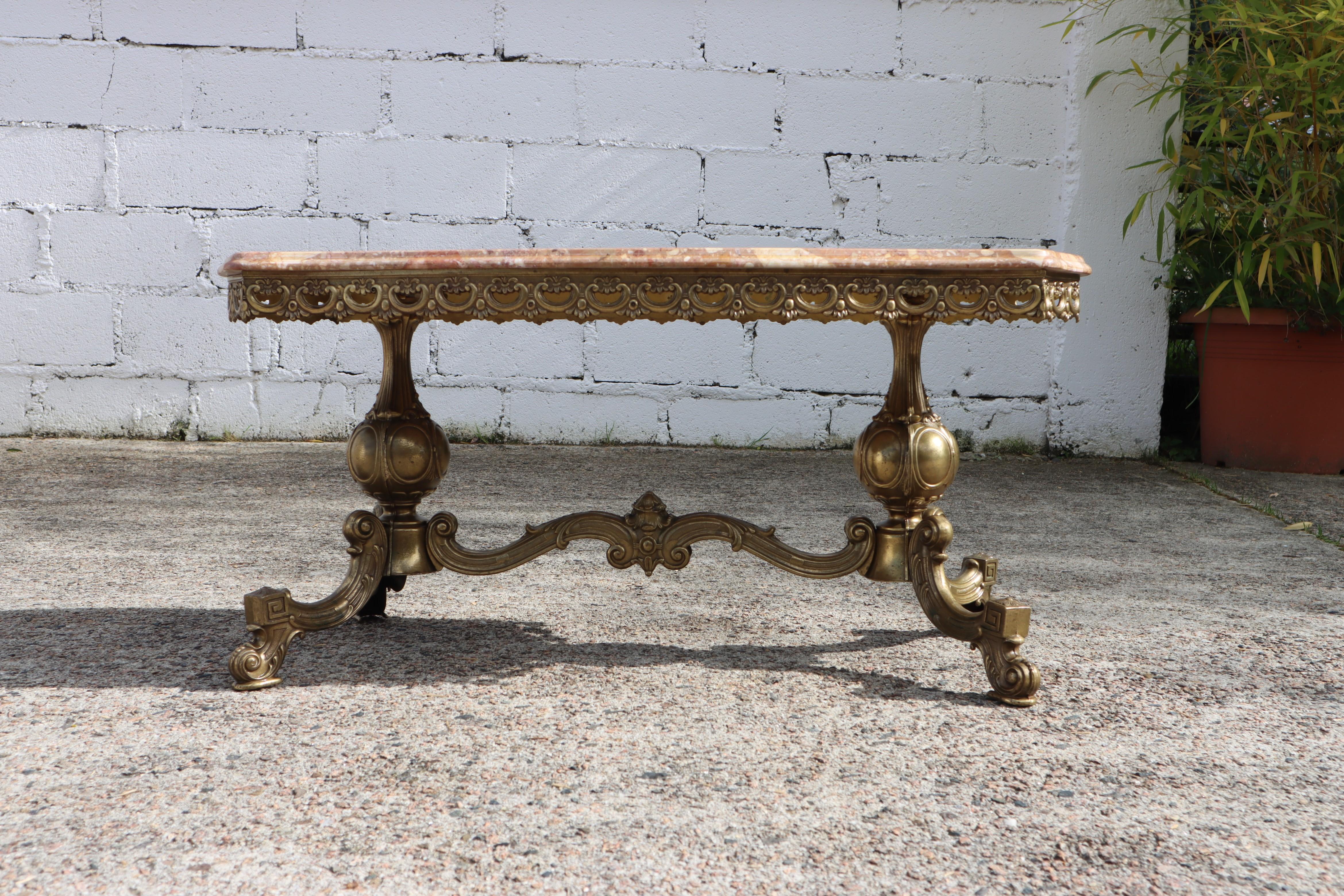 French Vintage big Marble Brass Coffee Table-Vintage Lounge Table Rococo Style from the 1960s

Elegant Tabletop Shape - Marble Top in beautiful mix of red,rose,orange,beige,white with natural Pattern

rounded decorative Edge all around

Stable