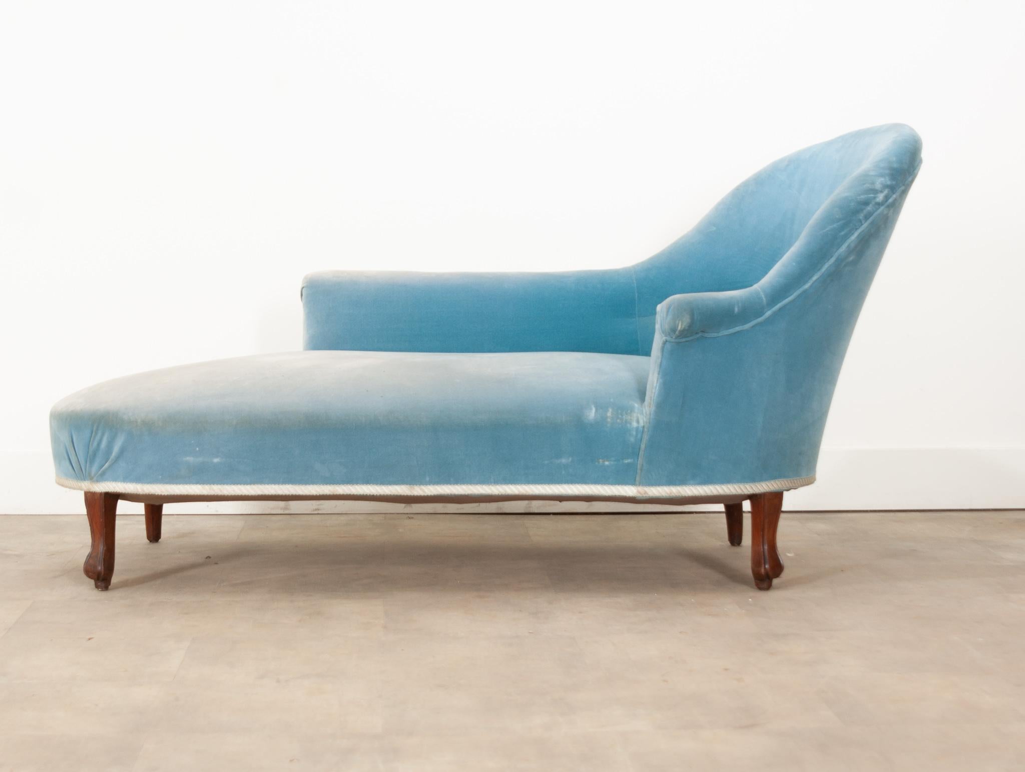 A beautiful French eye-catching blue velvet chaise longue with a classic Art Deco style shape, very comfortable cushioning, and smooth, sturdy legs on peg feet. This sumptuous seating is the perfect combination of comfort and composition, this
