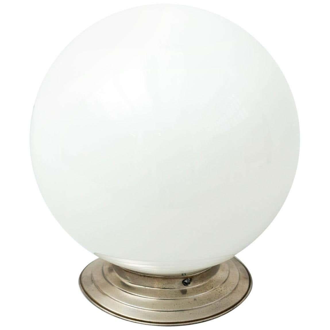 Plafonnier opalin.  Par un fabricant inconnu de France, vers 1940.    En état d'origine, avec une usure mineure conforme à l'âge et à l'utilisation, préservant une belle patine.    Matériaux :  Verre opalin  Métal    Dimensions :  Ø 80 cm x H 27 cm.
