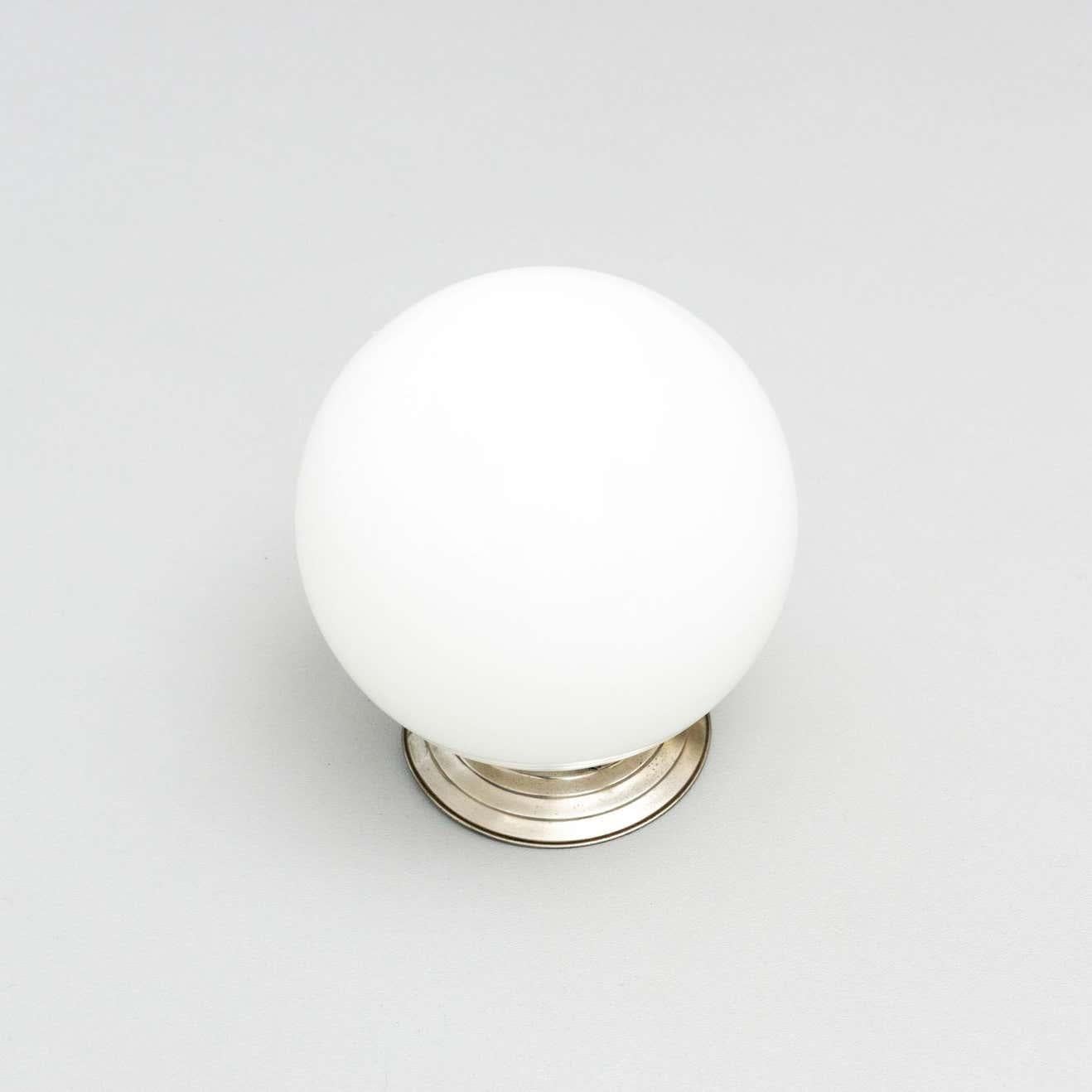 Mid-Century Modern Plafonnier français vintage en opaline mi-siècle moderne, vers 1940 en vente