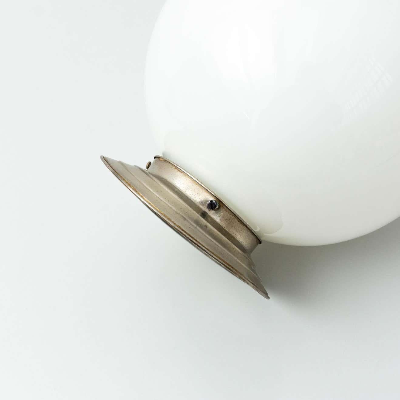 Milieu du XXe siècle Plafonnier français vintage en opaline mi-siècle moderne, vers 1940 en vente