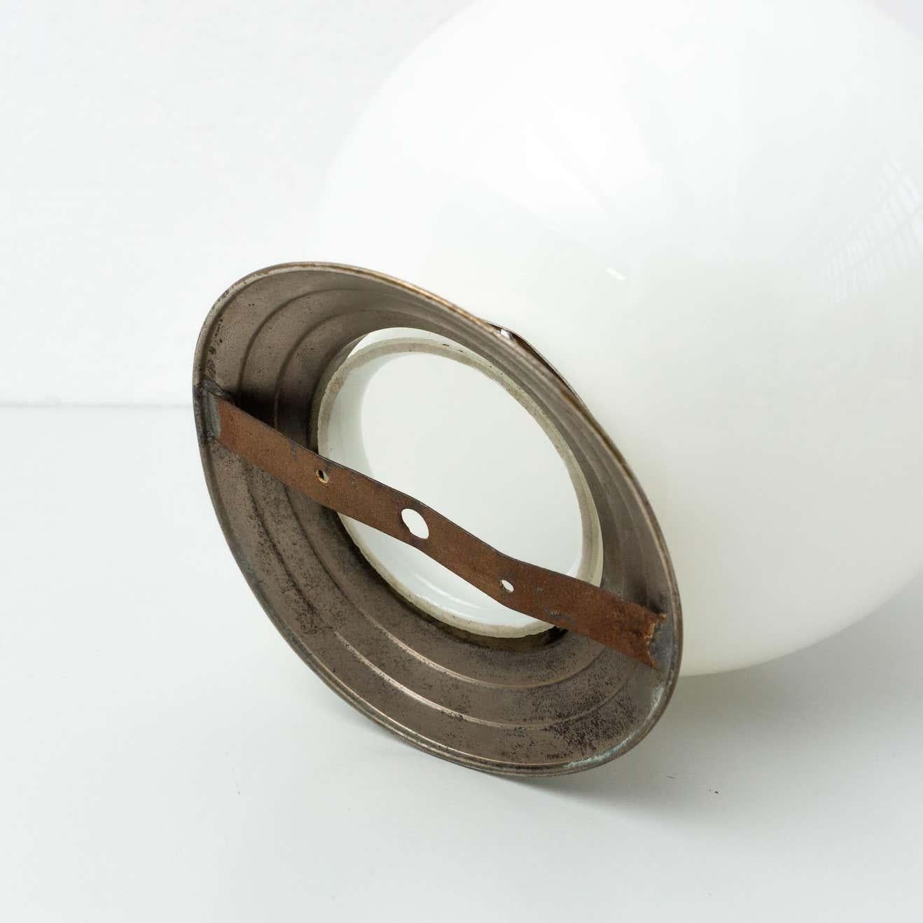 Métal Plafonnier français vintage en opaline mi-siècle moderne, vers 1940 en vente