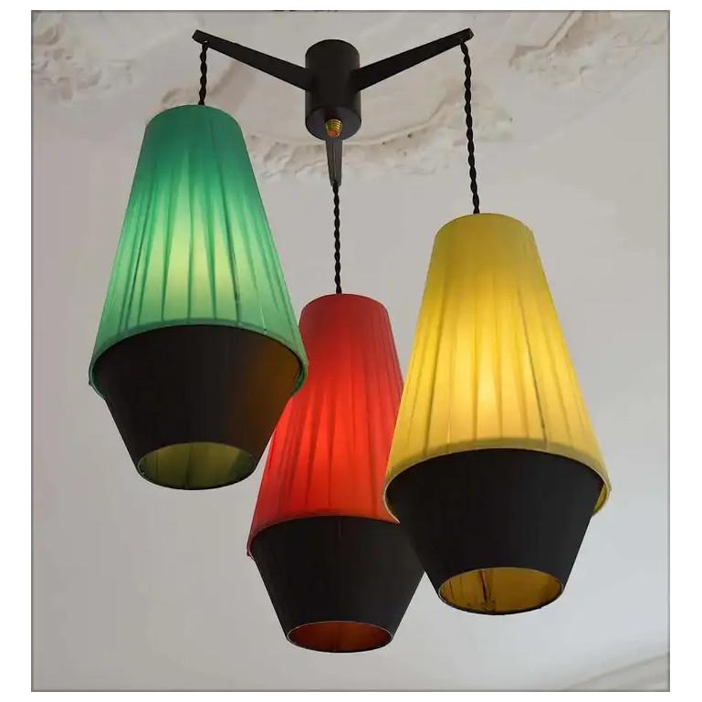 Plafoniera vintage francese del Medioevo, Francia, anni '50. Metallo, sintetico e ottone. Misure: Altezza 19,3