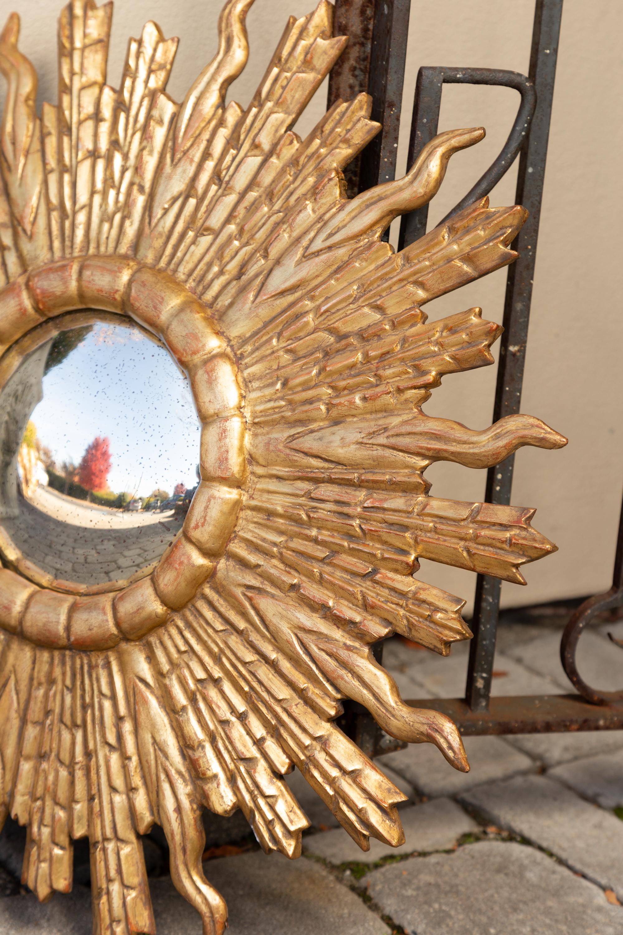 French Vintage Midcentury Giltwood Convex Sunburst Mirror with Undulating Rays For Sale 2