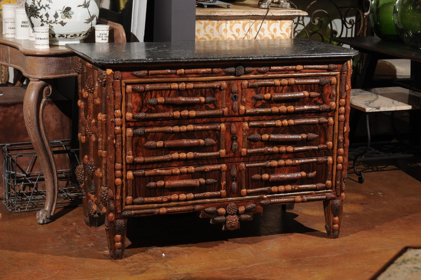 Cassettone d'epoca francese a tre cassetti della metà del XX secolo, con piano in marmo originale e decori intricati in pigna e noce. Nata in Francia durante la metà del secolo scorso, questa estrosa cassettiera è caratterizzata da un piano