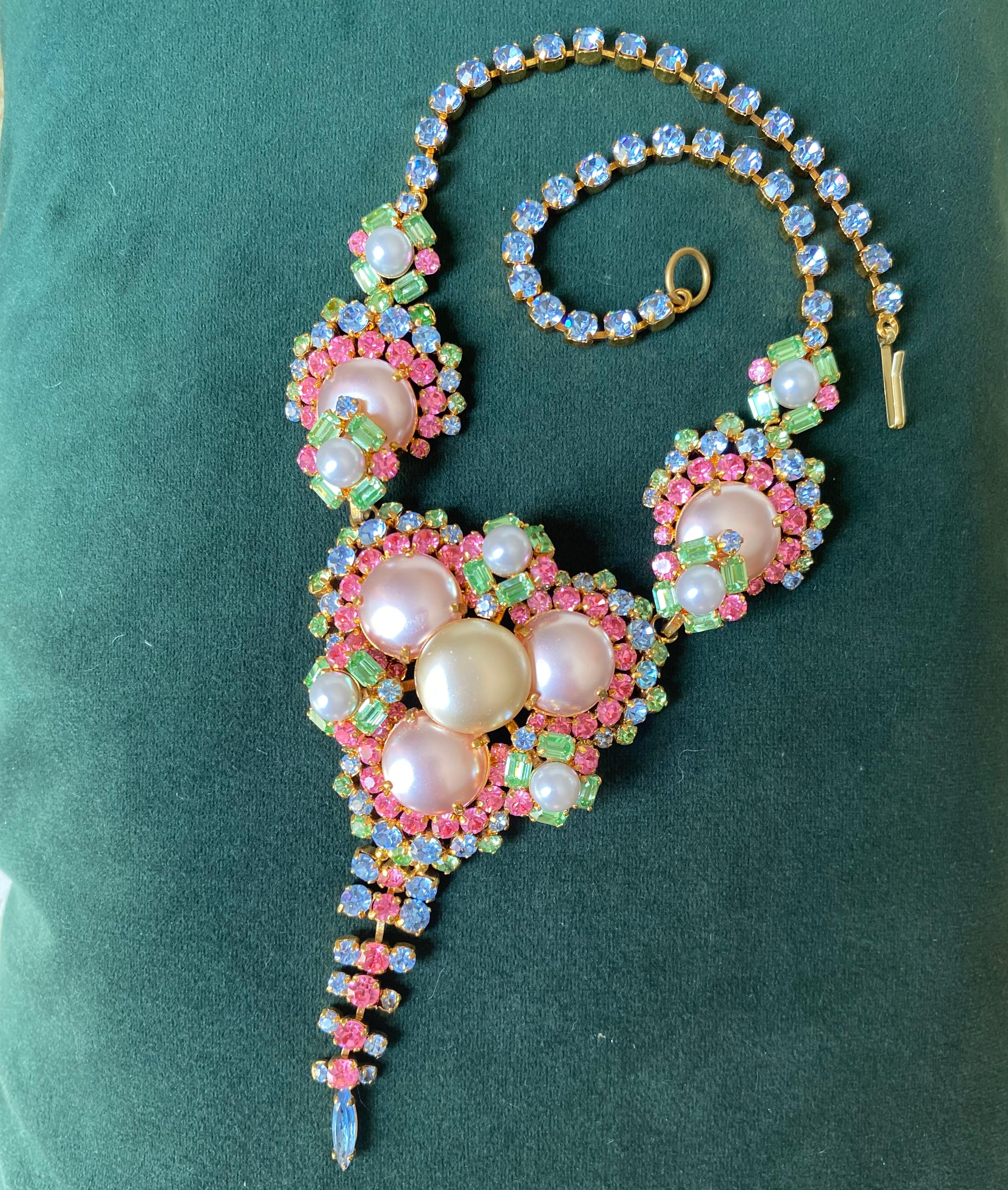 Una magnifica collana Couture/Runway di Maryse Blanchard firmata.

Questo  una collana eccezionale e deliziosa, disegnata da Maryse.  Blanchard, che ha realizzato gioielli per l'industria automobilistica.  anni '50-'60 a Parigi.
Ha disegnato per