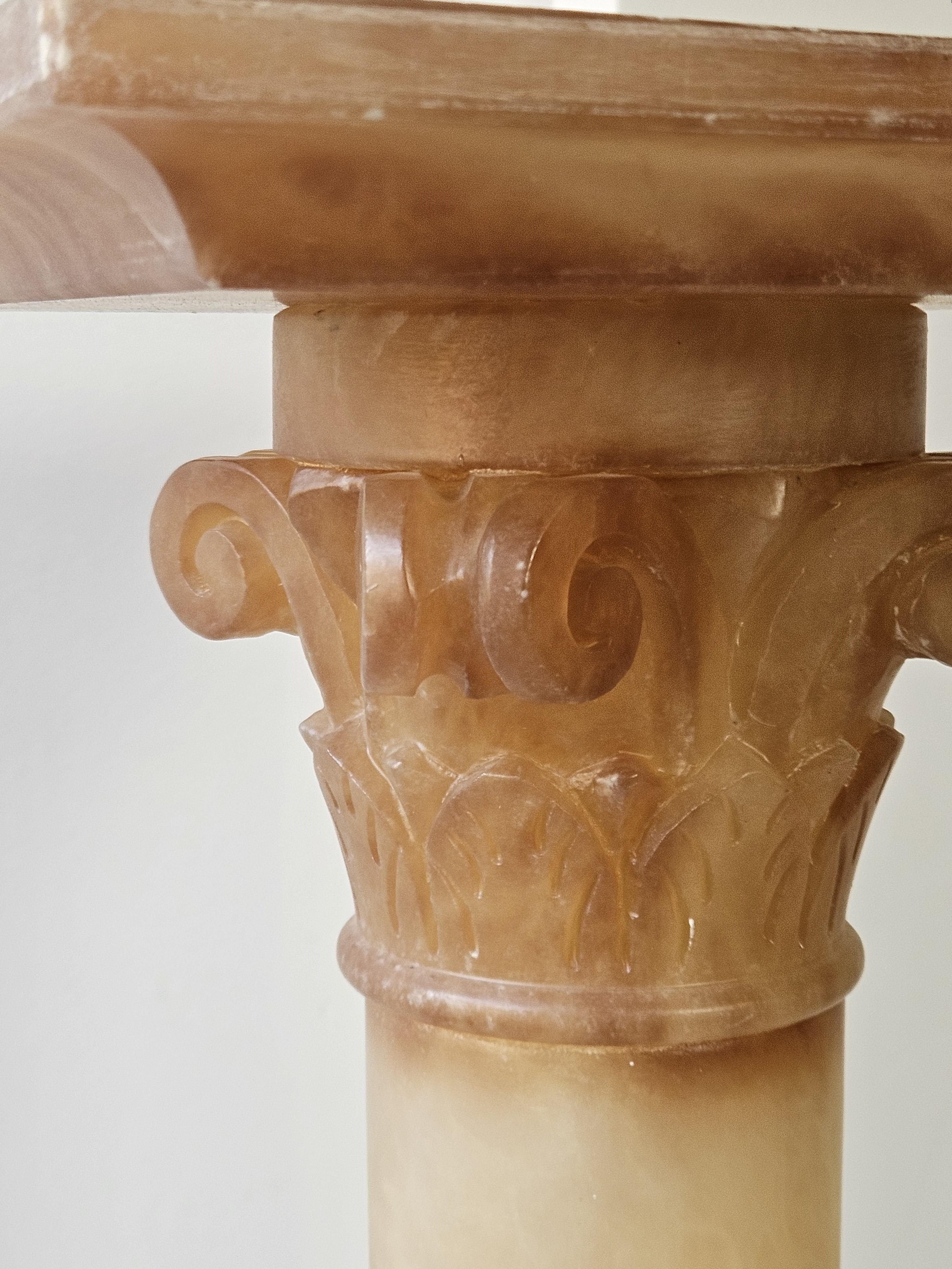 Piédestal néoclassique français vintage en albâtre -  Support de buste à colonne - années 60 en vente 1