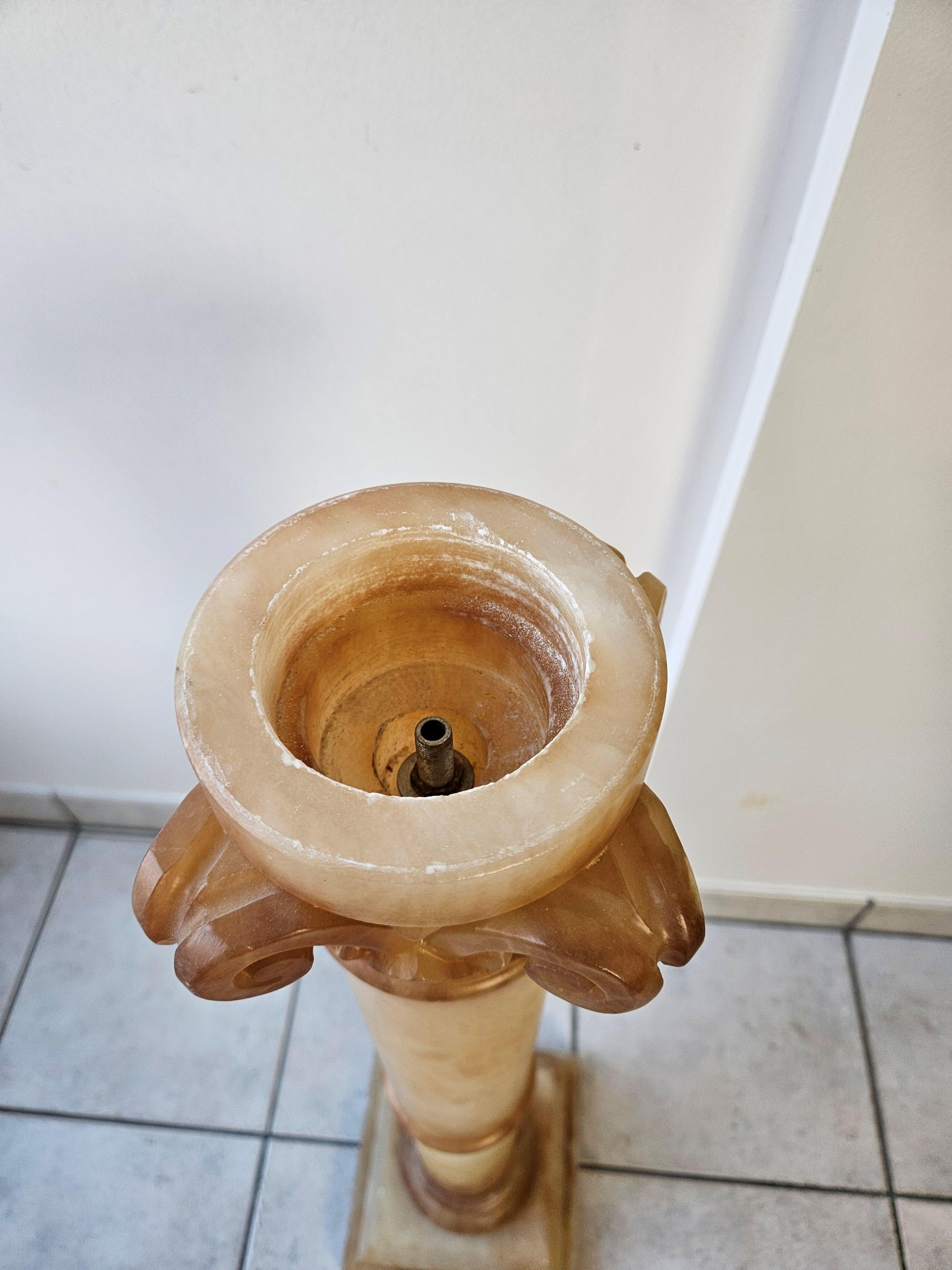 Piédestal néoclassique français vintage en albâtre -  Support de buste à colonne - années 60 en vente 3