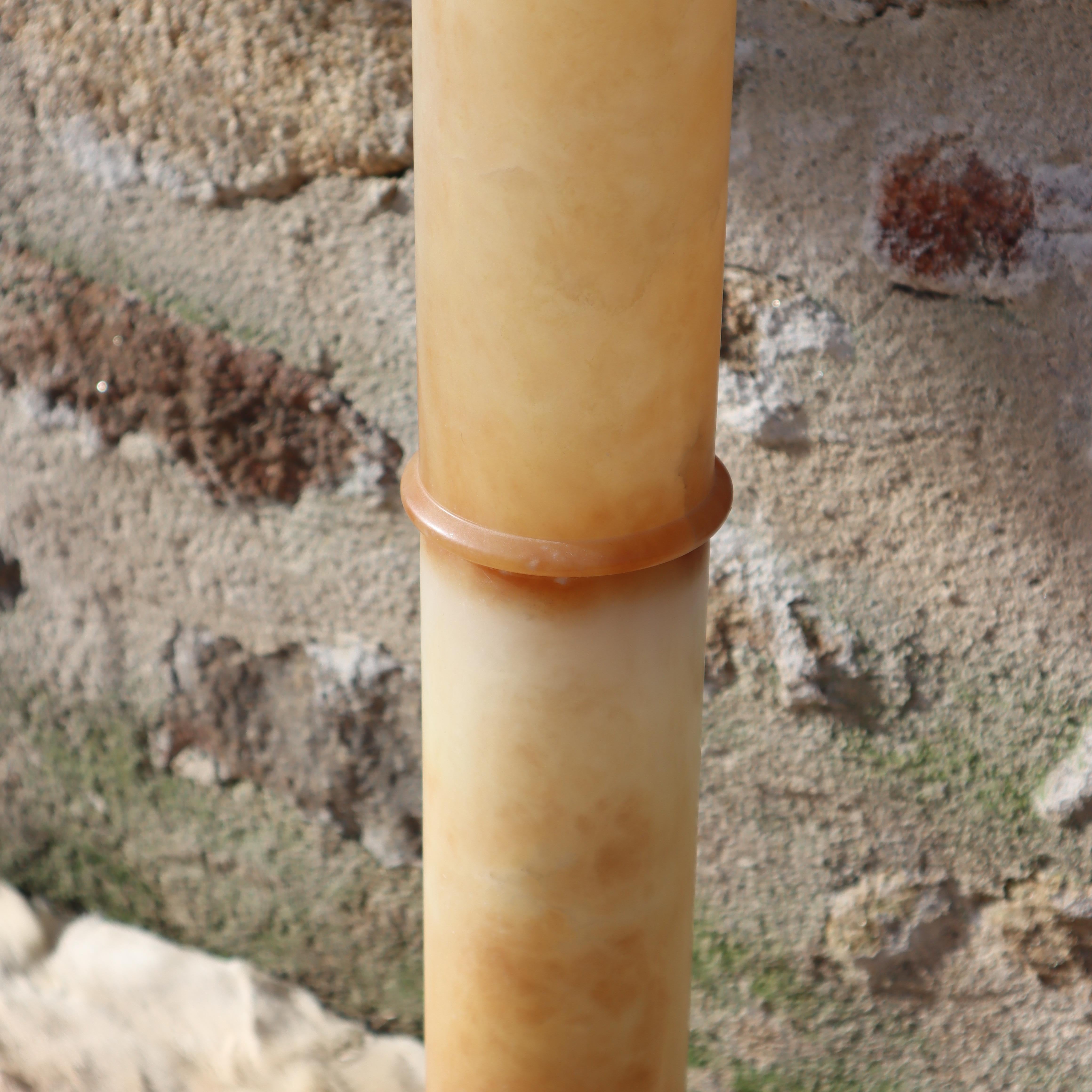 Piédestal néoclassique français vintage en albâtre -  Support de buste à colonne - années 60 en vente 7