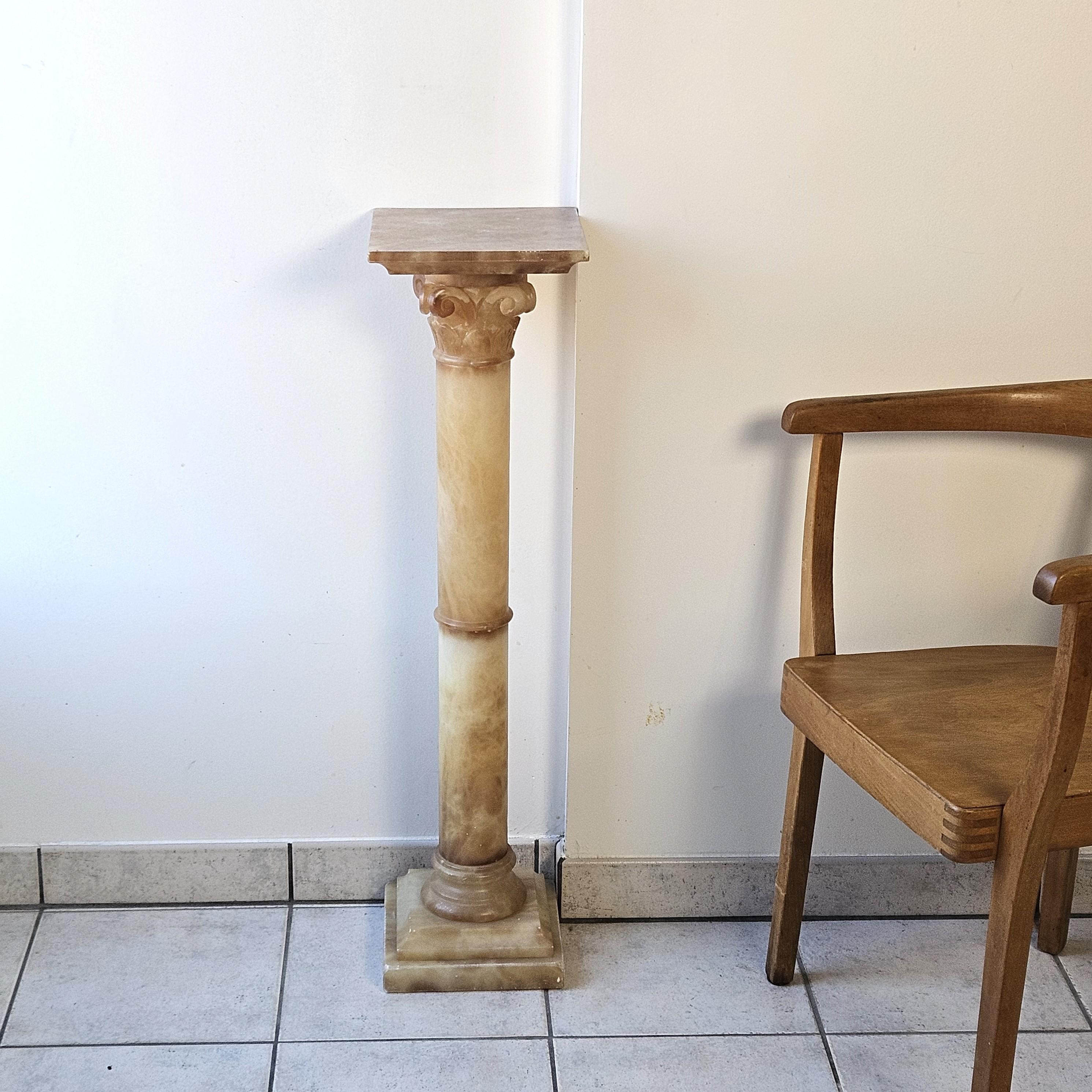 Piédestal néoclassique français vintage en albâtre -  Support de buste à colonne - années 60 en vente 6