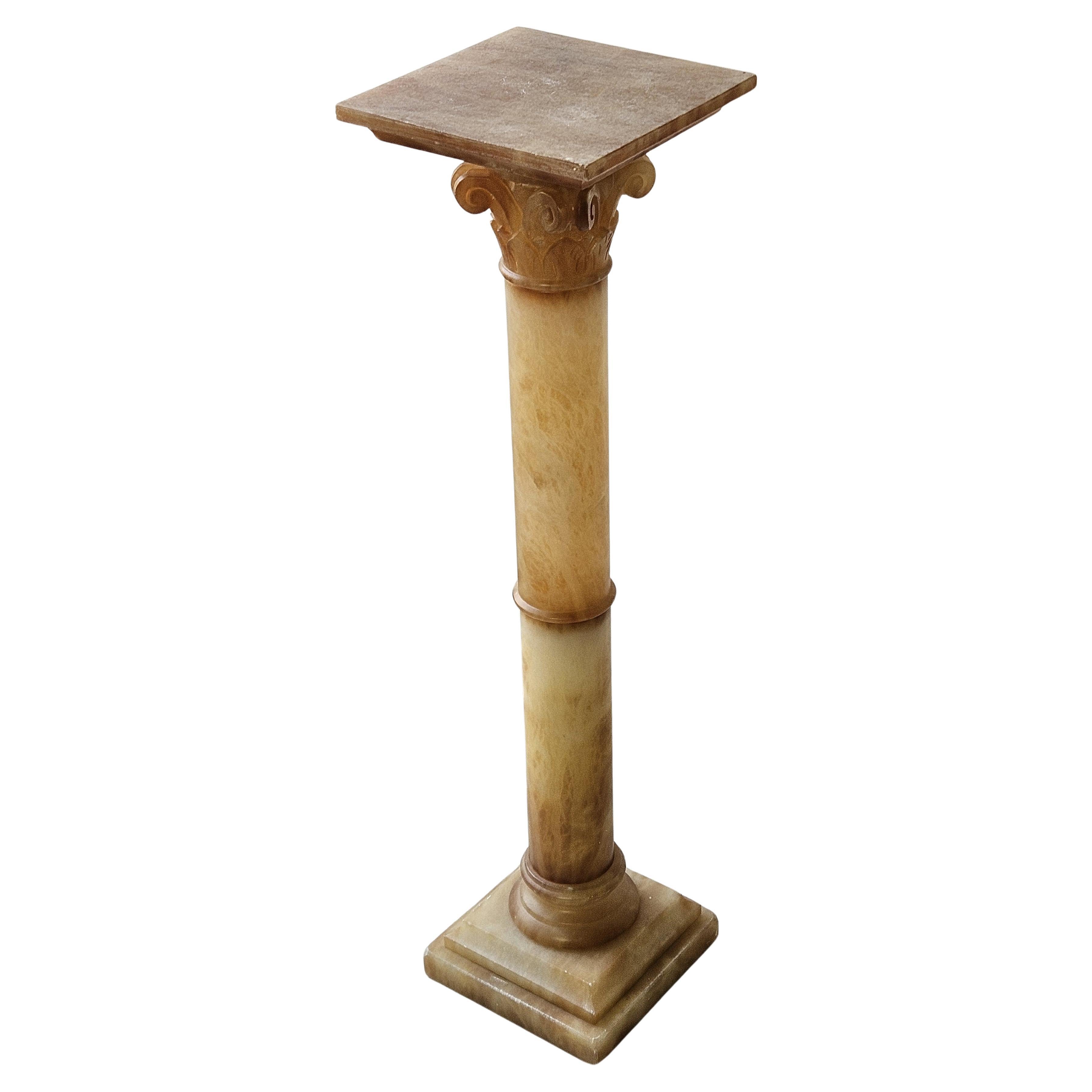 Français Piédestal néoclassique français vintage en albâtre -  Support de buste à colonne - années 60 en vente