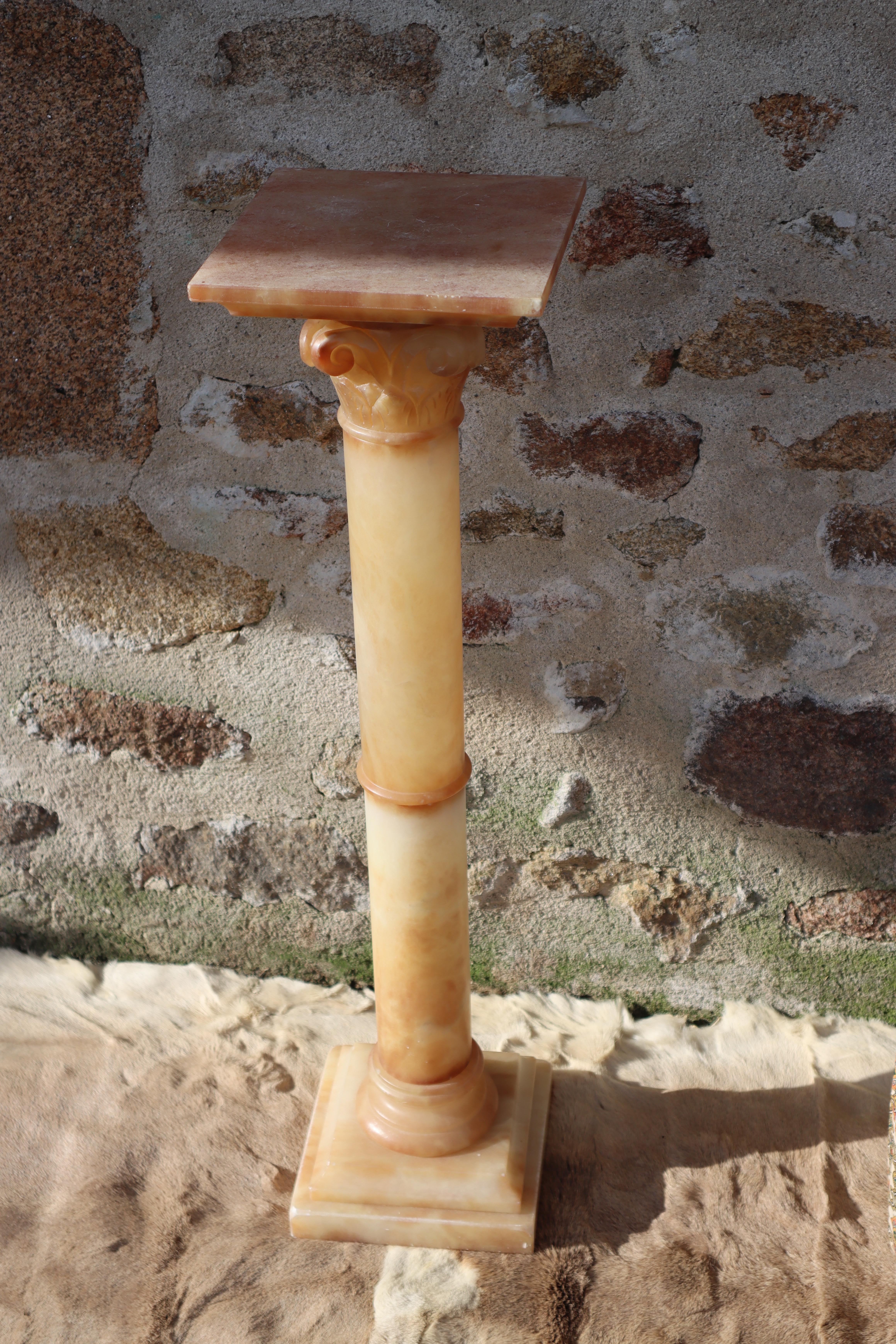 Néoclassique Piédestal néoclassique français vintage en albâtre -  Support de buste à colonne - années 60 en vente