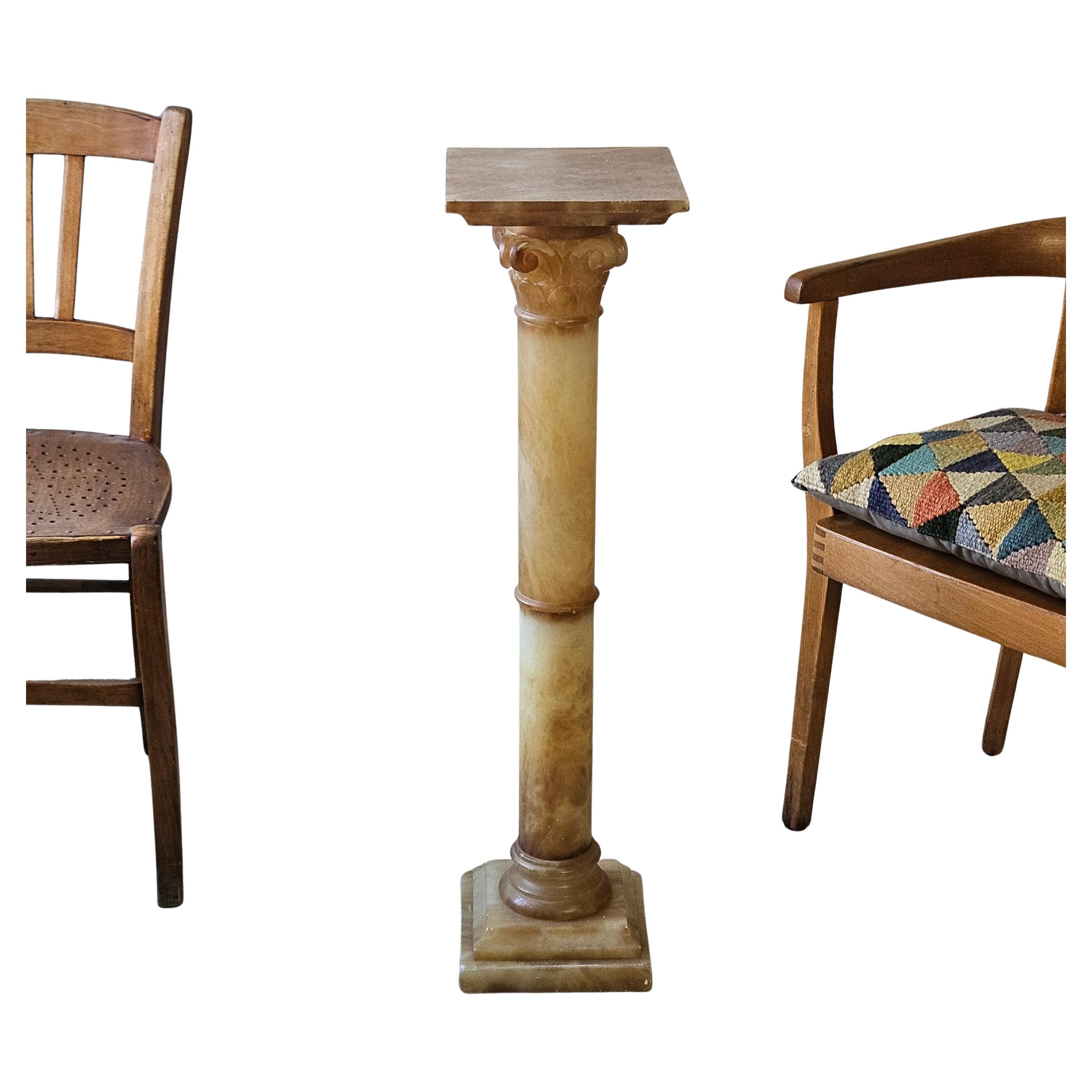 Sculpté Piédestal néoclassique français vintage en albâtre -  Support de buste à colonne - années 60 en vente