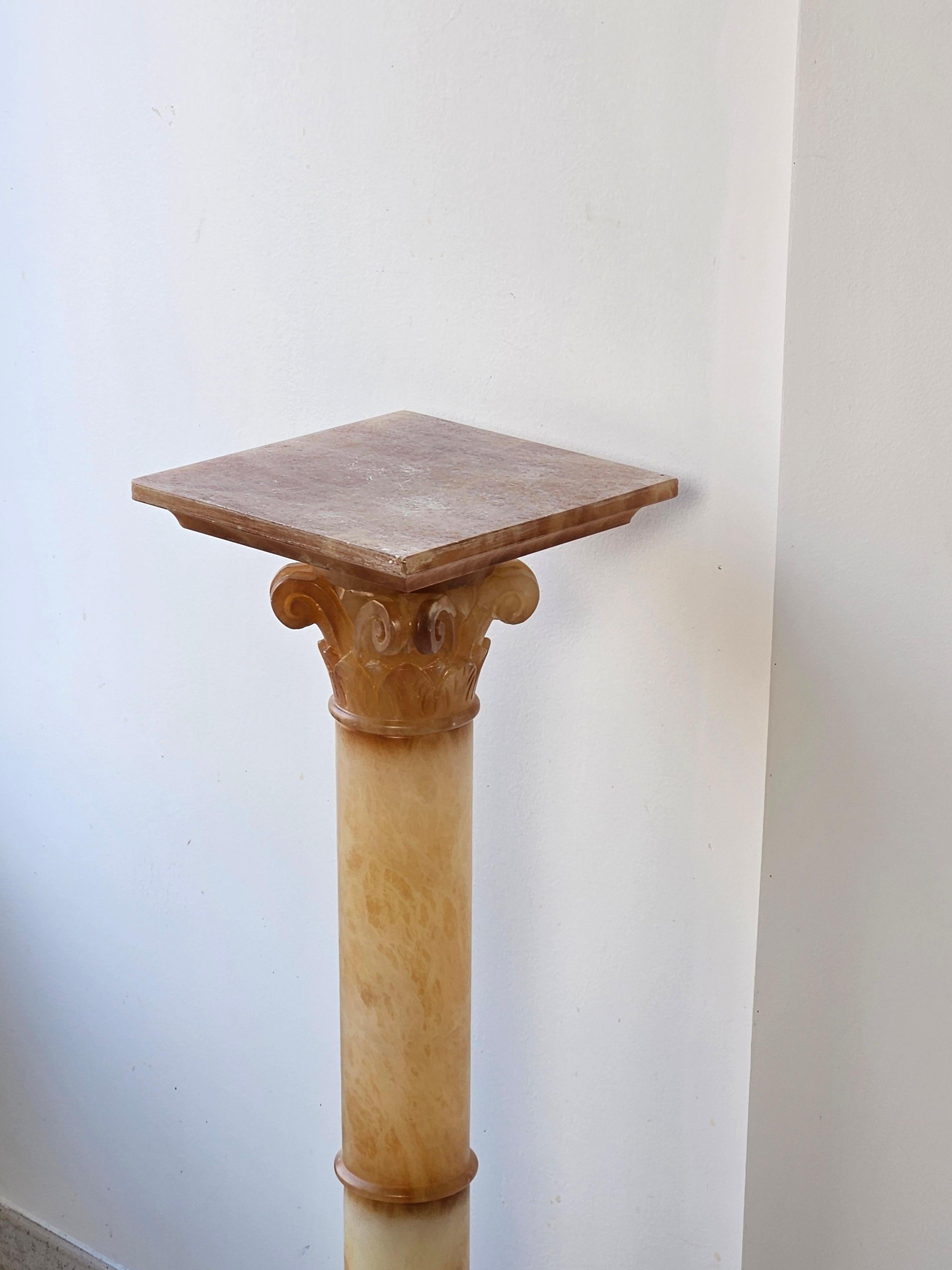 Piédestal néoclassique français vintage en albâtre -  Support de buste à colonne - années 60 Bon état - En vente à Bussiere Dunoise, Nouvel Aquitaine