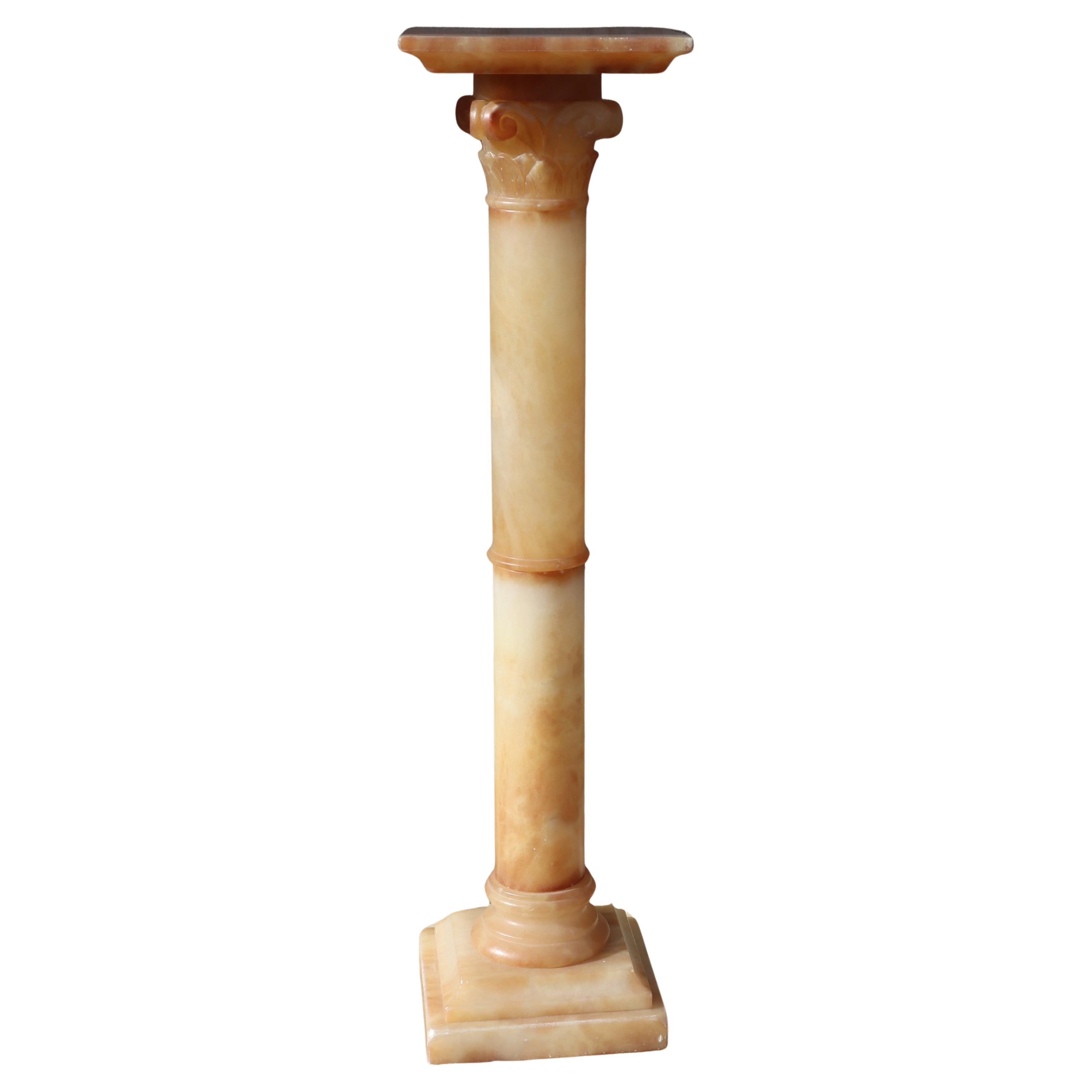 Neoklassizistischer Vintage-Sockel aus Alabaster im französischen Stil –  Säule Büste Stand - 60er Jahre