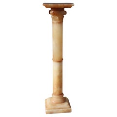 Neoklassizistischer Vintage-Sockel aus Alabaster im französischen Stil –  Säule Büste Stand - 60er Jahre