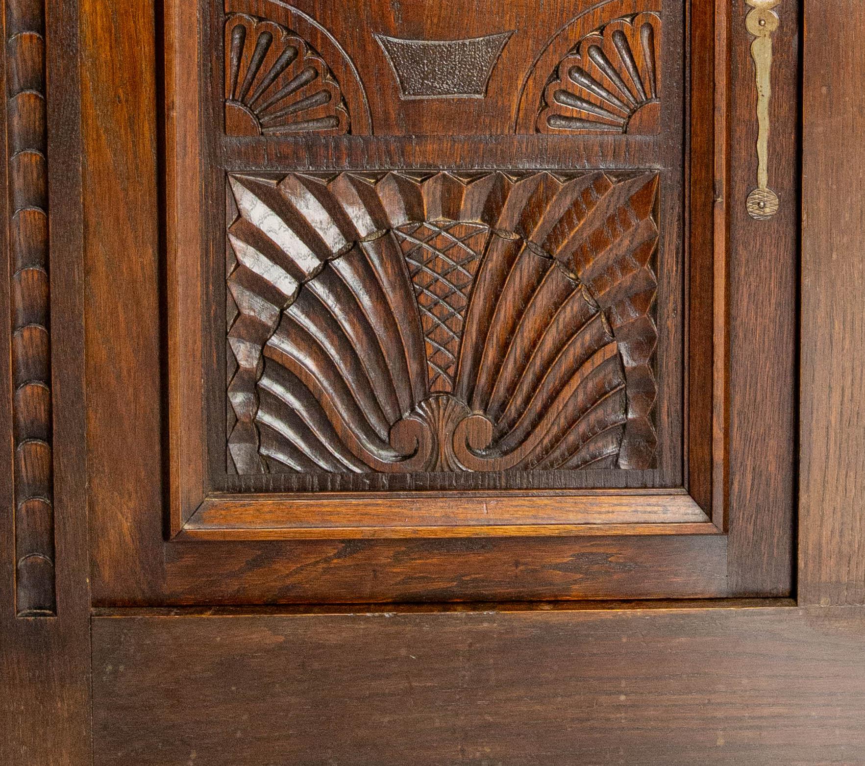 Buffet francese d'epoca in Oak e ferro battuto in stile neogotico Croce Basca del Medioevo in vendita 3