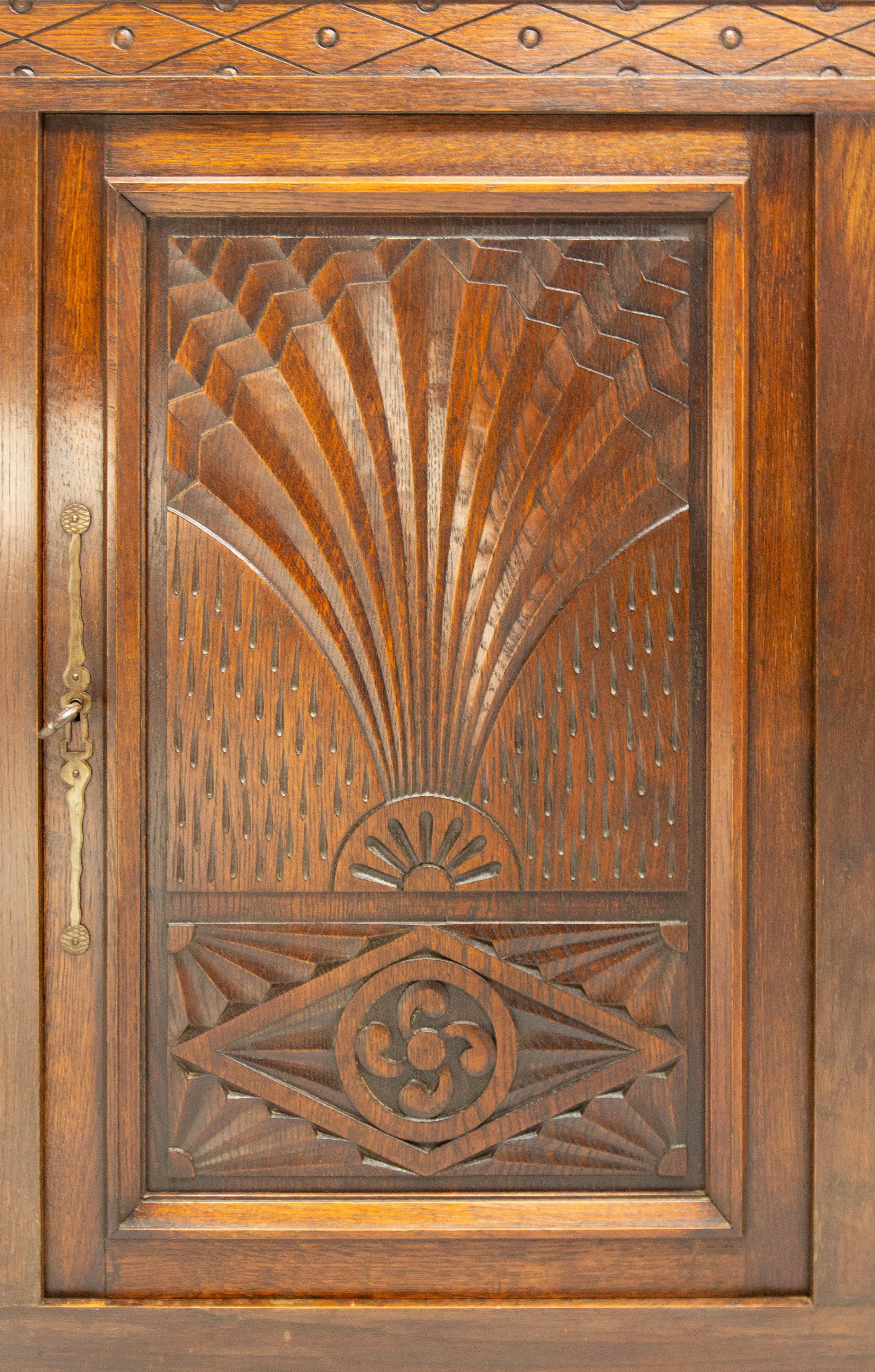 Buffet francese d'epoca in Oak e ferro battuto in stile neogotico Croce Basca del Medioevo in vendita 6