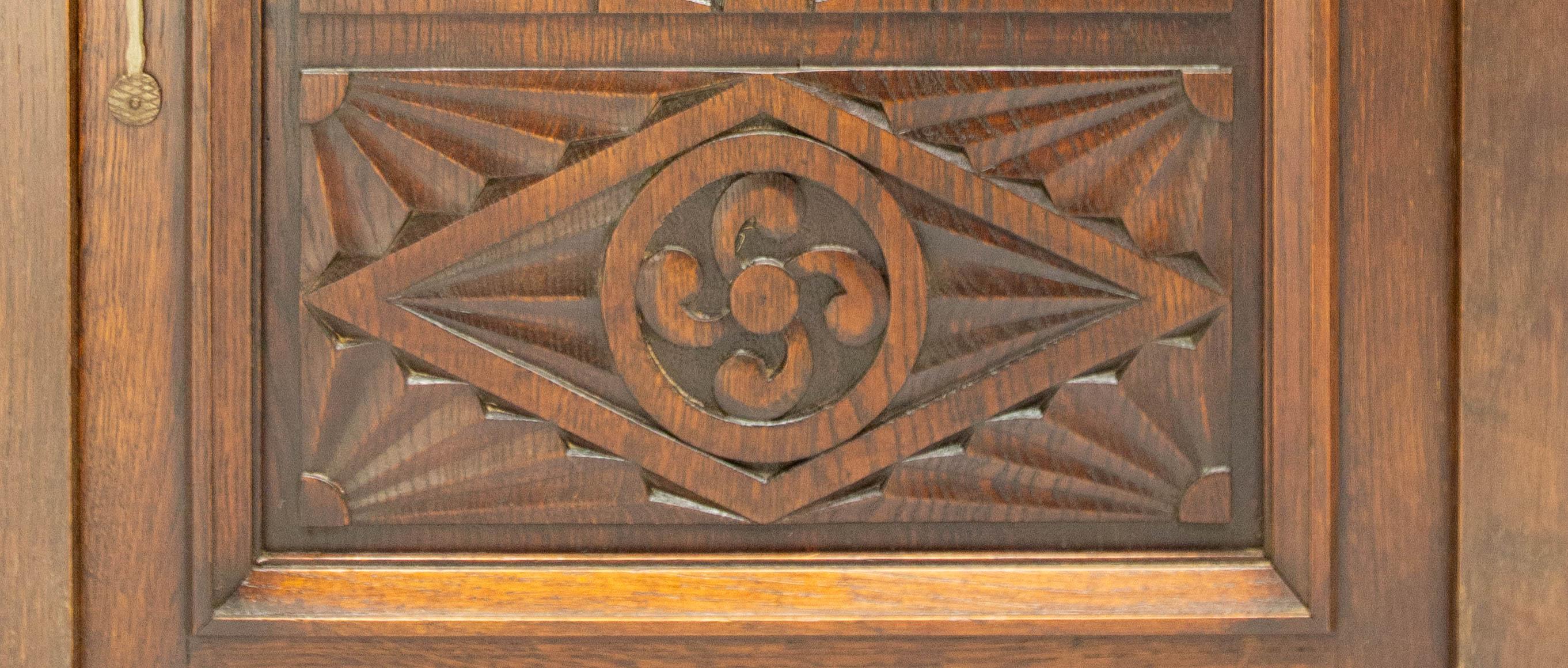 Buffet francese d'epoca in Oak e ferro battuto in stile neogotico Croce Basca del Medioevo in vendita 7