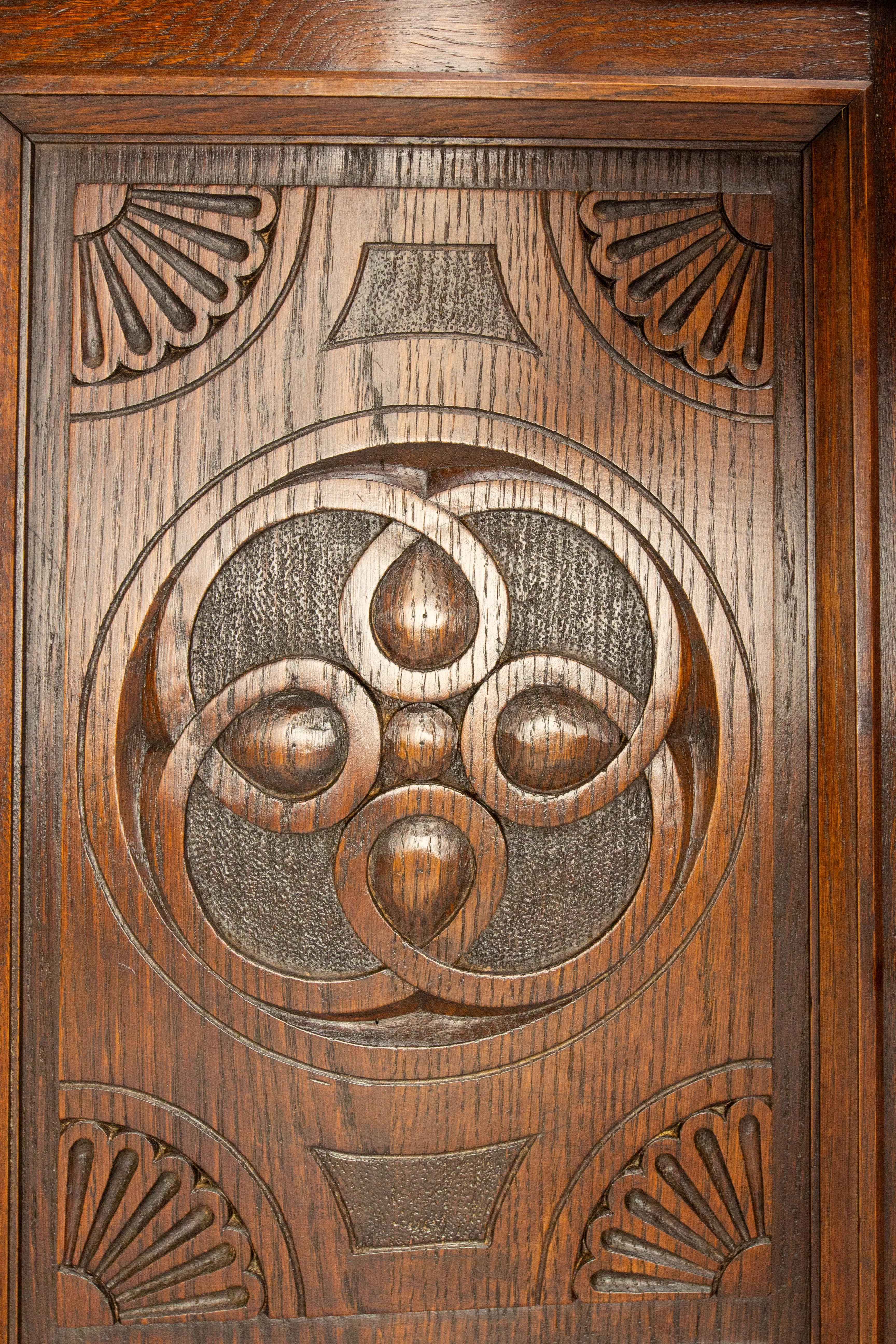 Buffet francese d'epoca in Oak e ferro battuto in stile neogotico Croce Basca del Medioevo in vendita 8