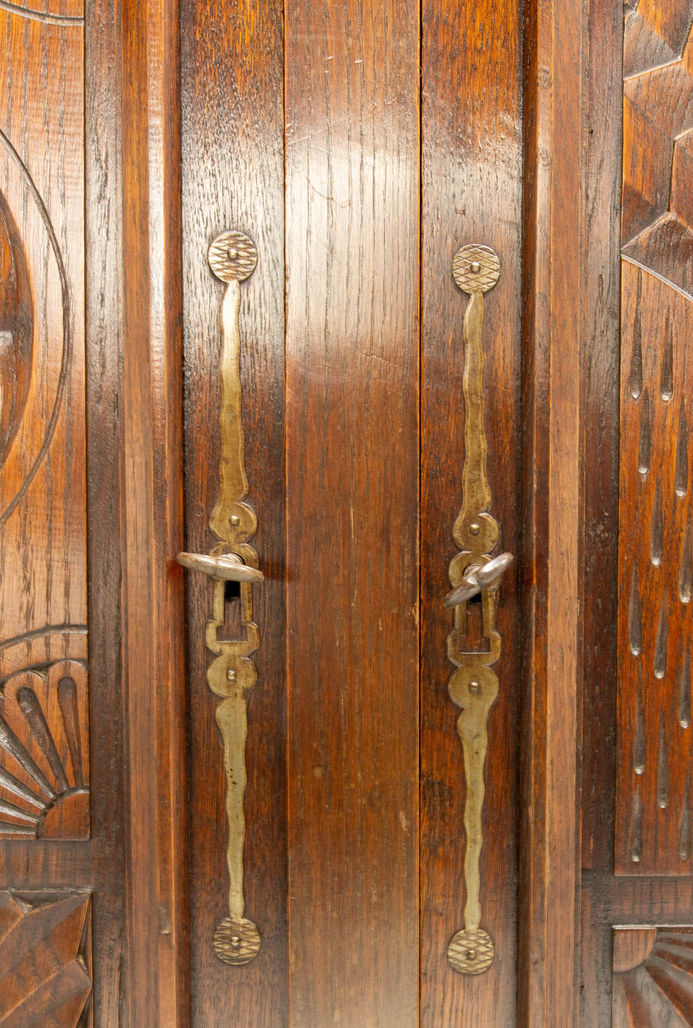 Buffet francese d'epoca in Oak e ferro battuto in stile neogotico Croce Basca del Medioevo in vendita 10