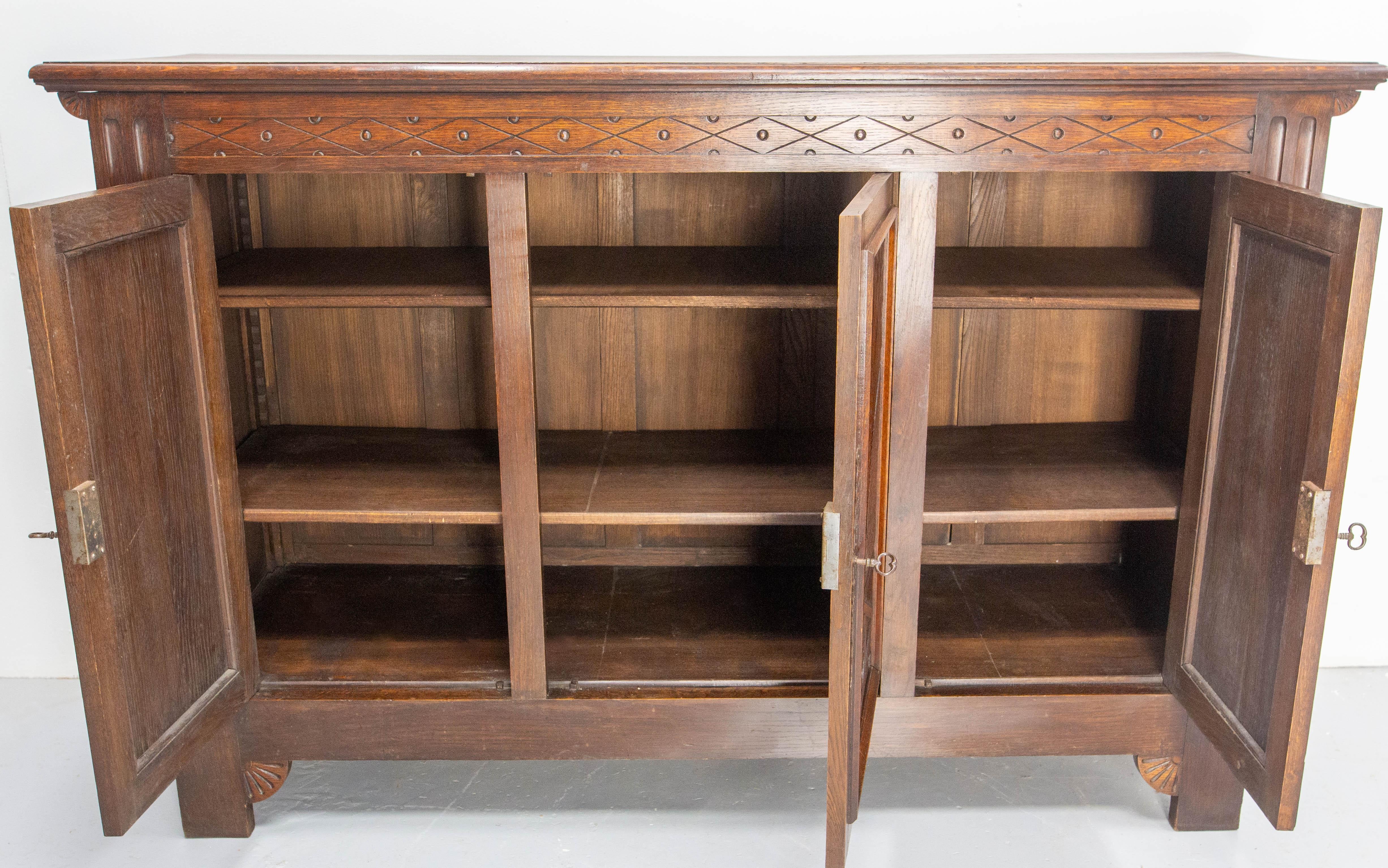 Buffet francese d'epoca in Oak e ferro battuto in stile neogotico Croce Basca del Medioevo in vendita 11