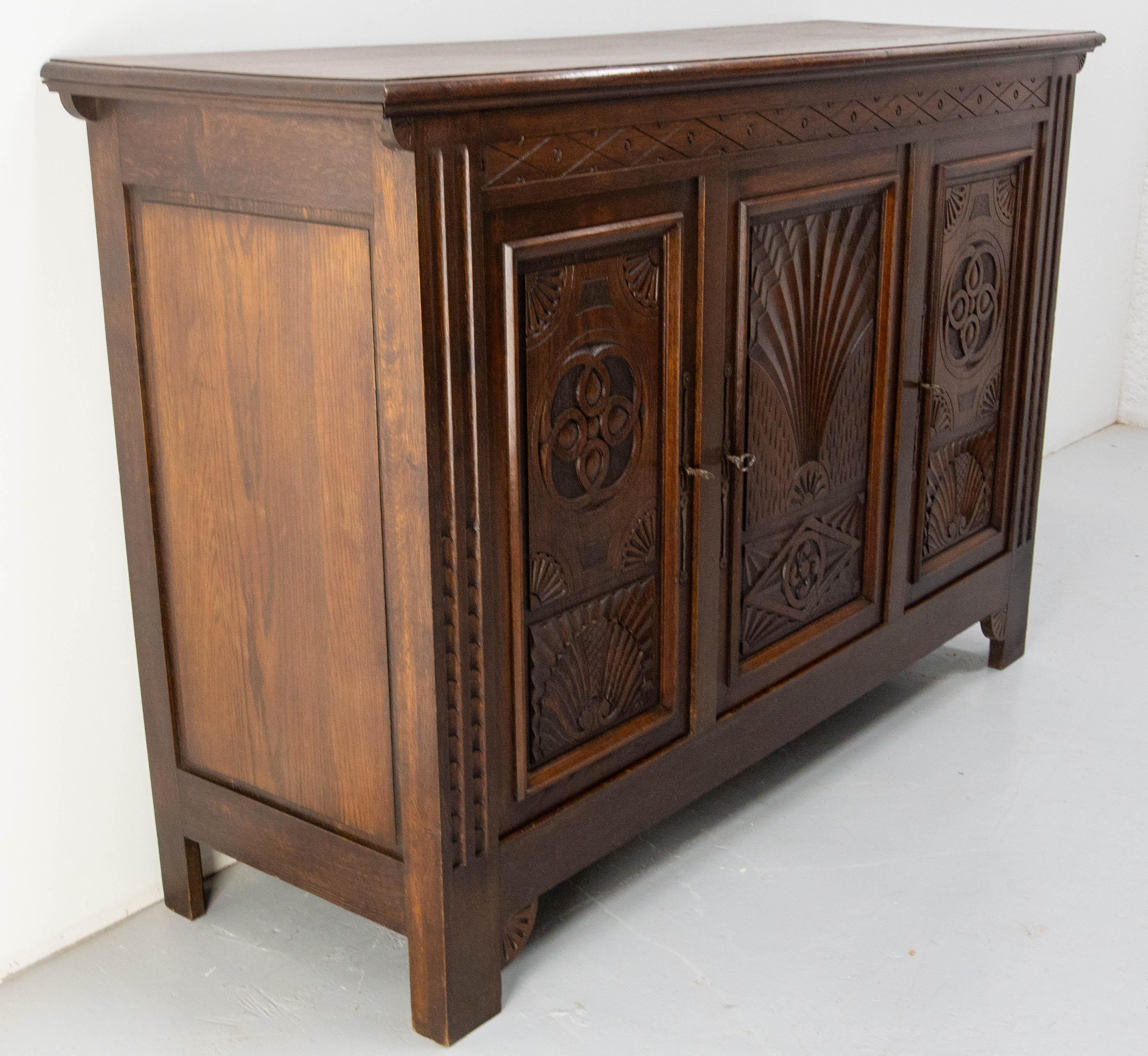 Neogotico Buffet francese d'epoca in Oak e ferro battuto in stile neogotico Croce Basca del Medioevo in vendita