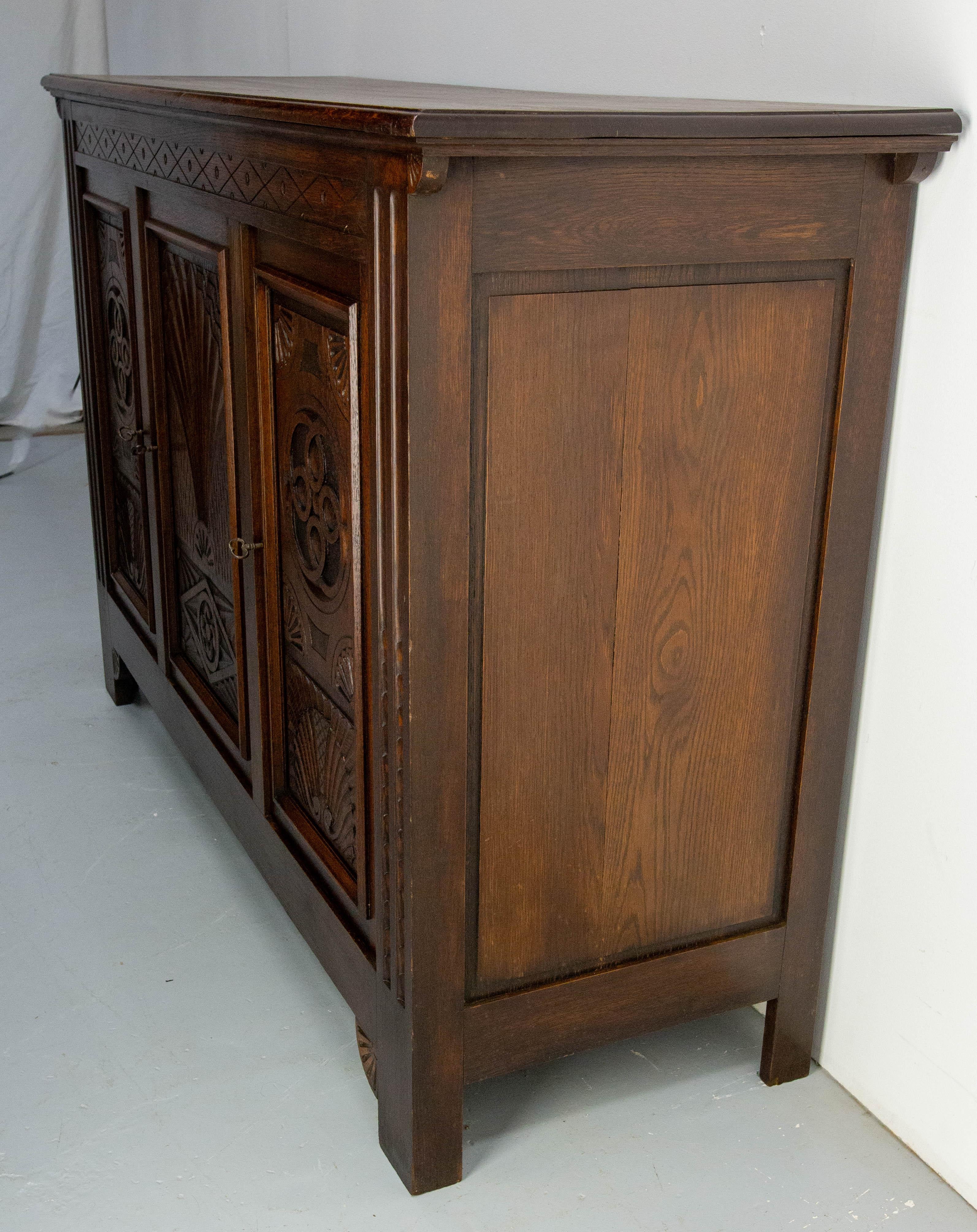 Francese Buffet francese d'epoca in Oak e ferro battuto in stile neogotico Croce Basca del Medioevo in vendita