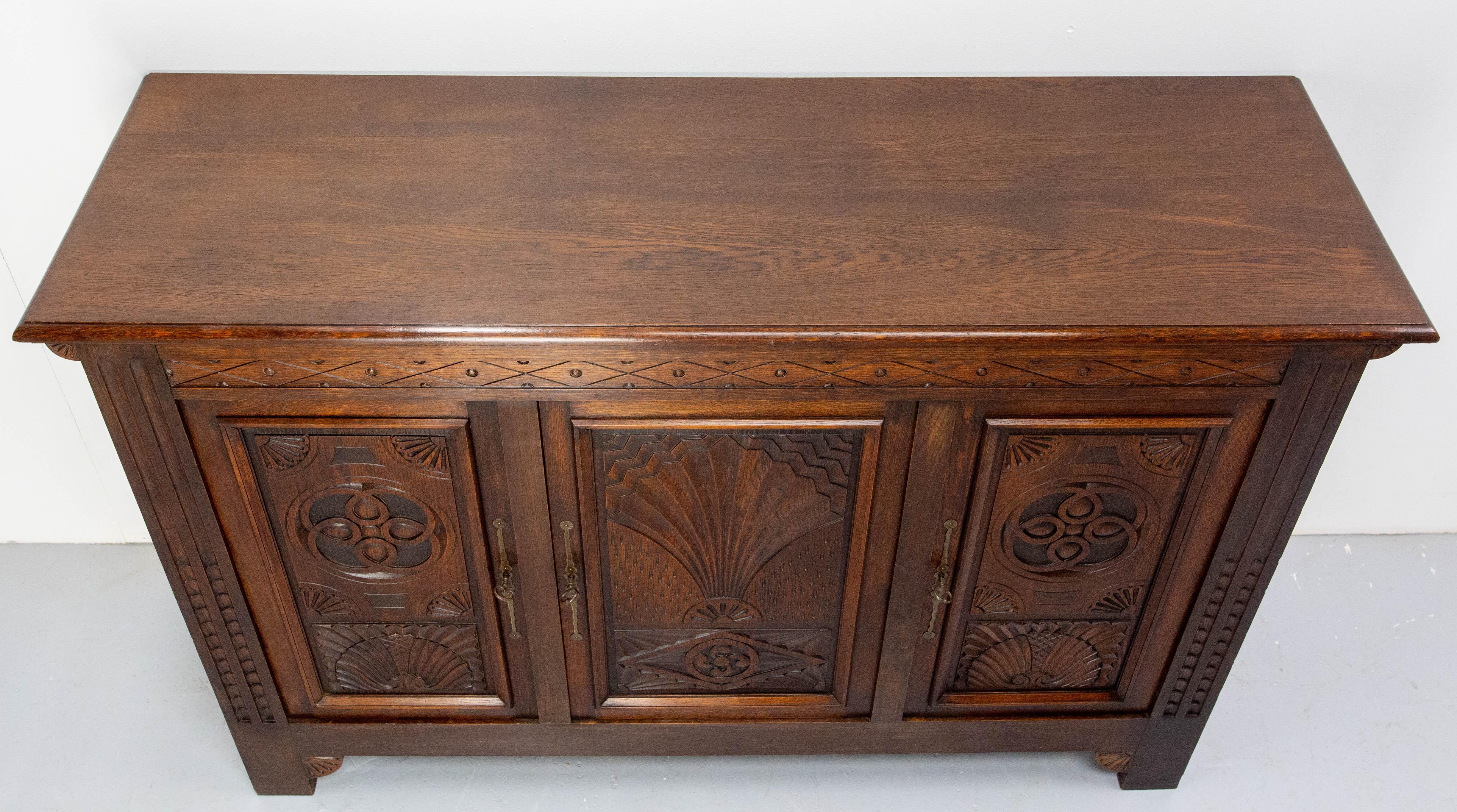 Metà XX secolo Buffet francese d'epoca in Oak e ferro battuto in stile neogotico Croce Basca del Medioevo in vendita