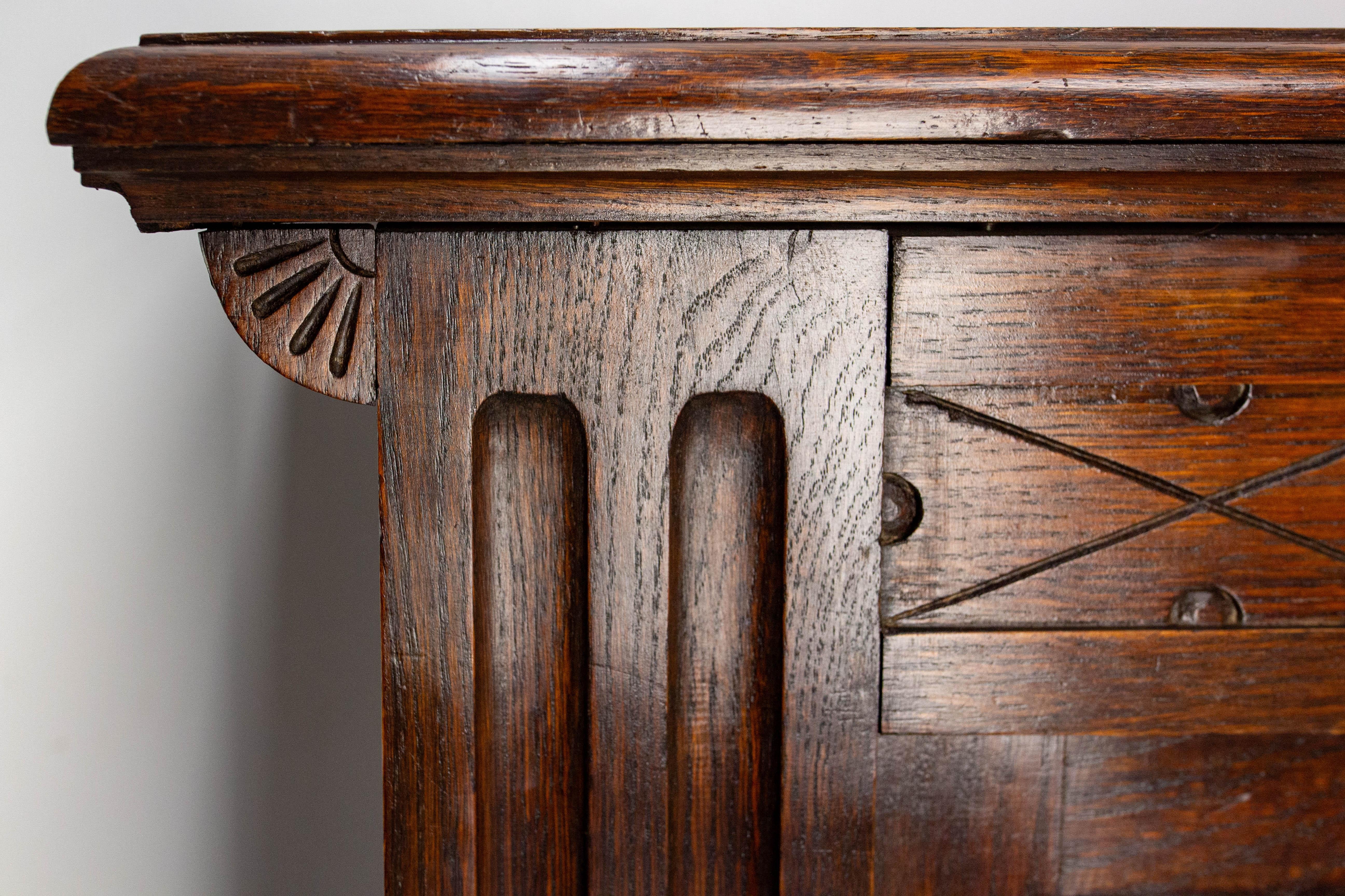 Quercia Buffet francese d'epoca in Oak e ferro battuto in stile neogotico Croce Basca del Medioevo in vendita
