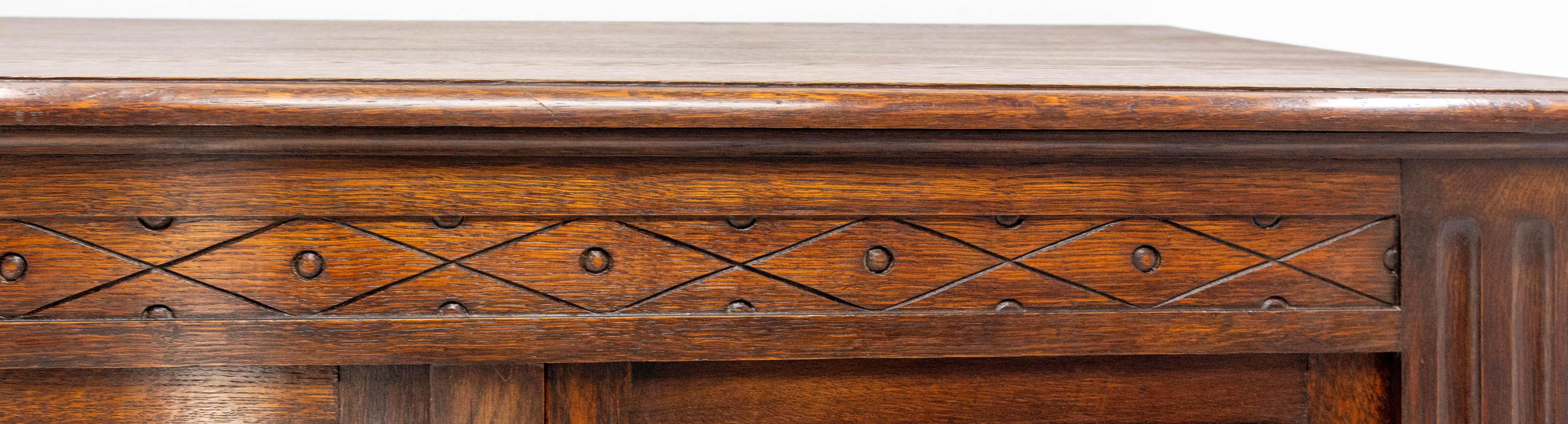 Buffet francese d'epoca in Oak e ferro battuto in stile neogotico Croce Basca del Medioevo in vendita 1