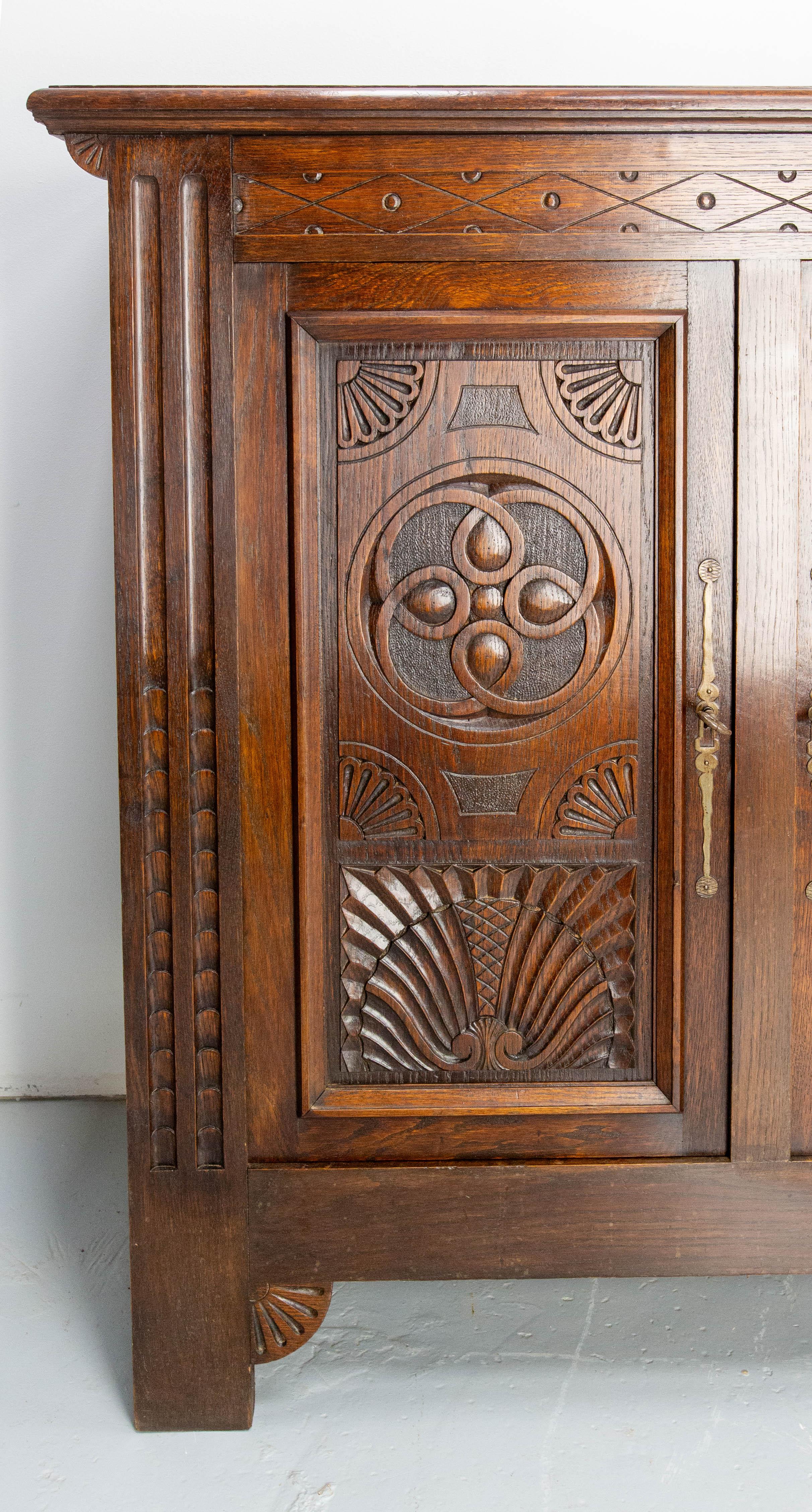 Buffet francese d'epoca in Oak e ferro battuto in stile neogotico Croce Basca del Medioevo in vendita 2