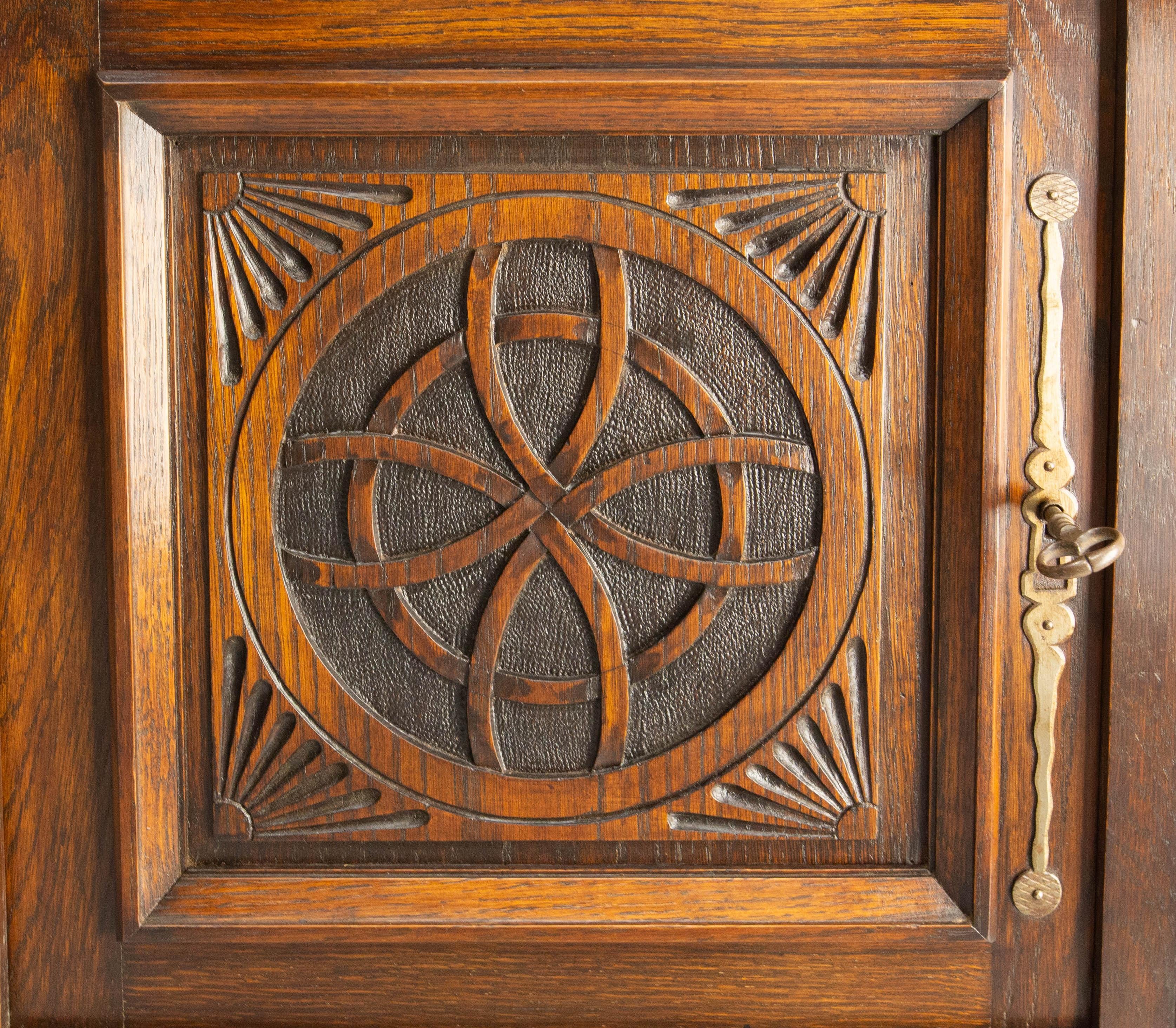 Buffet francese d'epoca in Oak e ferro battuto in stile neogotico del Medioevo in vendita 3