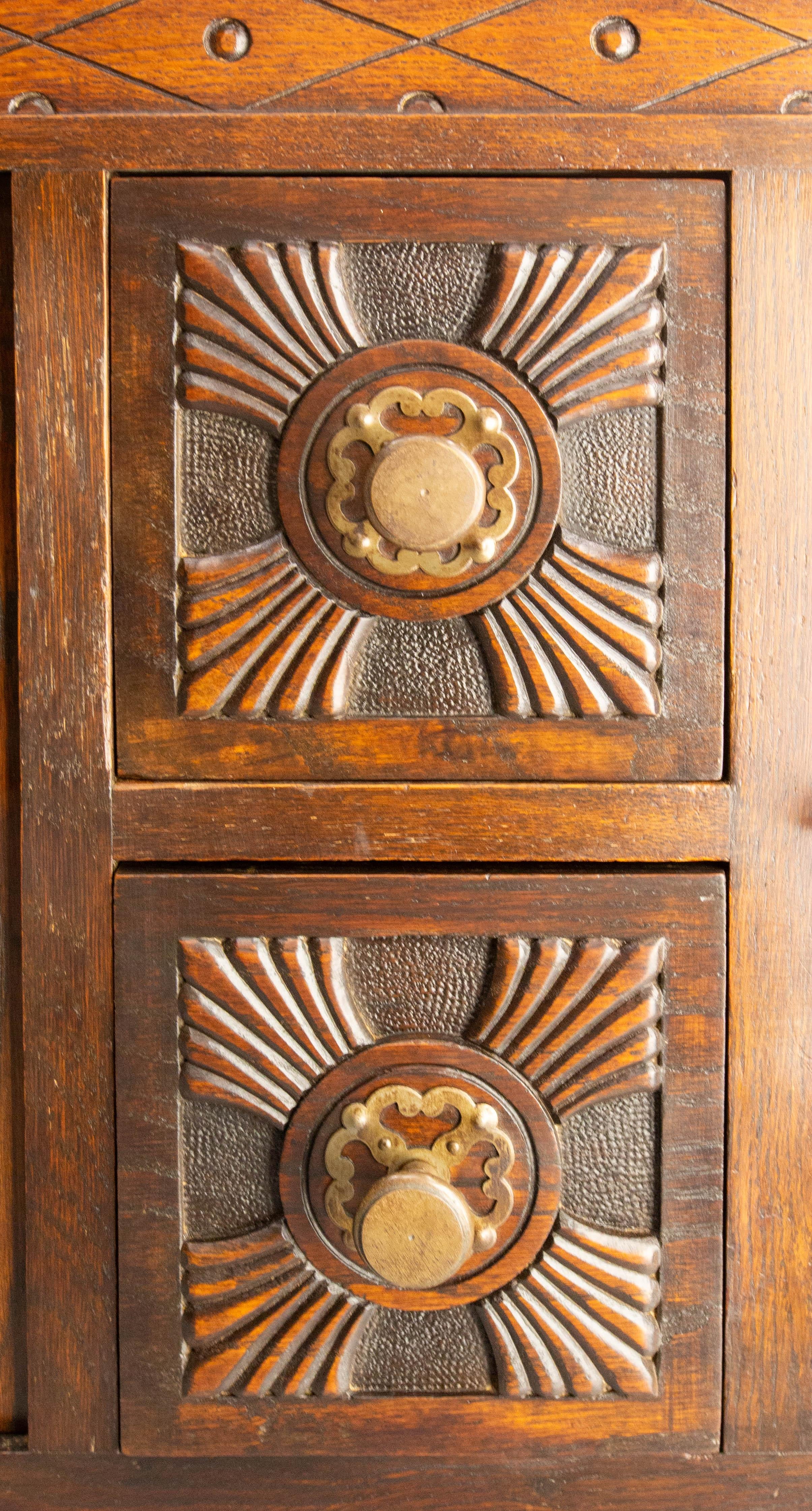 Buffet francese d'epoca in Oak e ferro battuto in stile neogotico del Medioevo in vendita 4