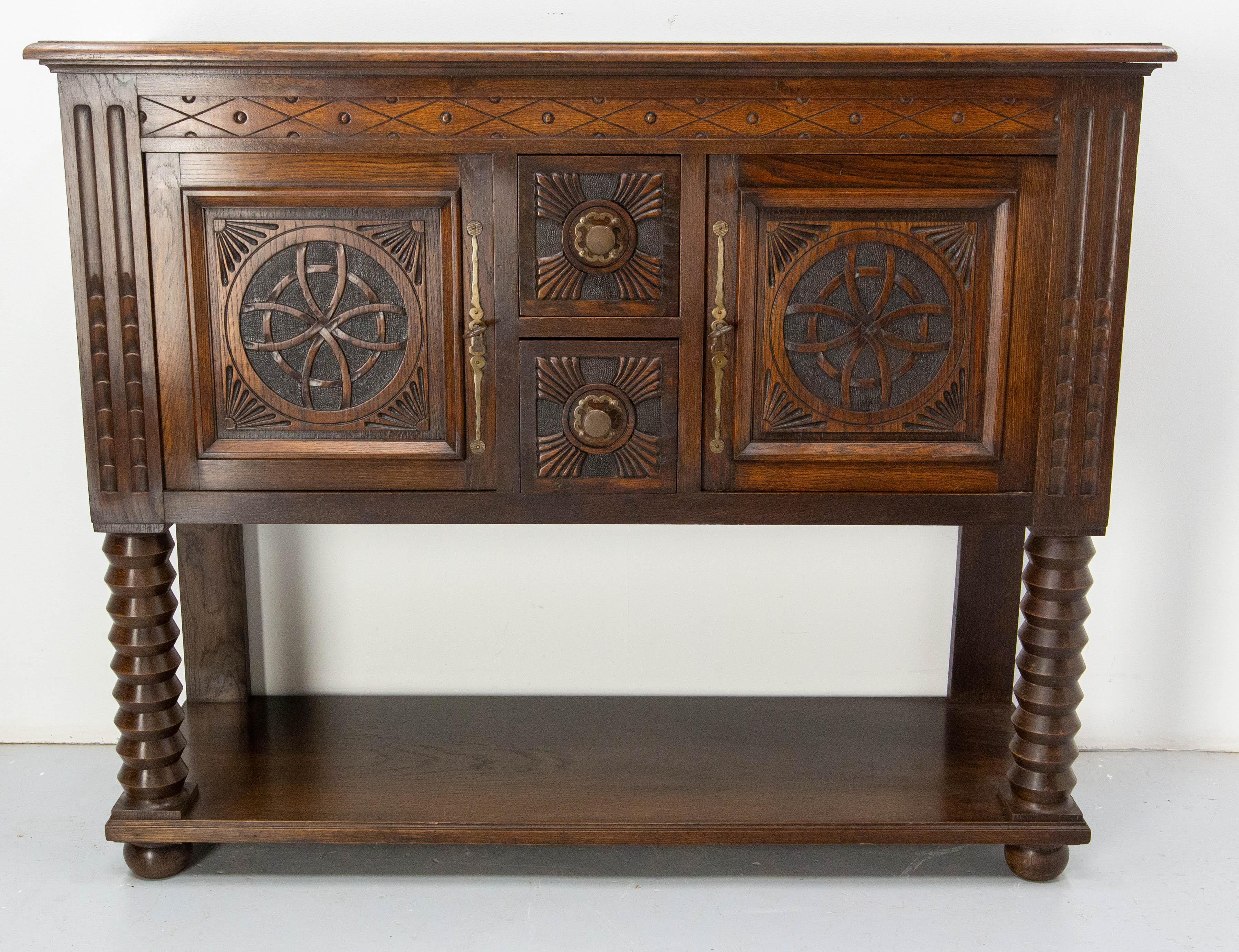 Credenza buffet in rovere francese in stile neogotico.
Dal sud della Francia con colonnine in stile Dudouyt e motivi geometrici.
Si abbina molto bene all'arredamento in stile spagnolo.
Due cassetti centrali e due ante, maniglie in ferro battuto e