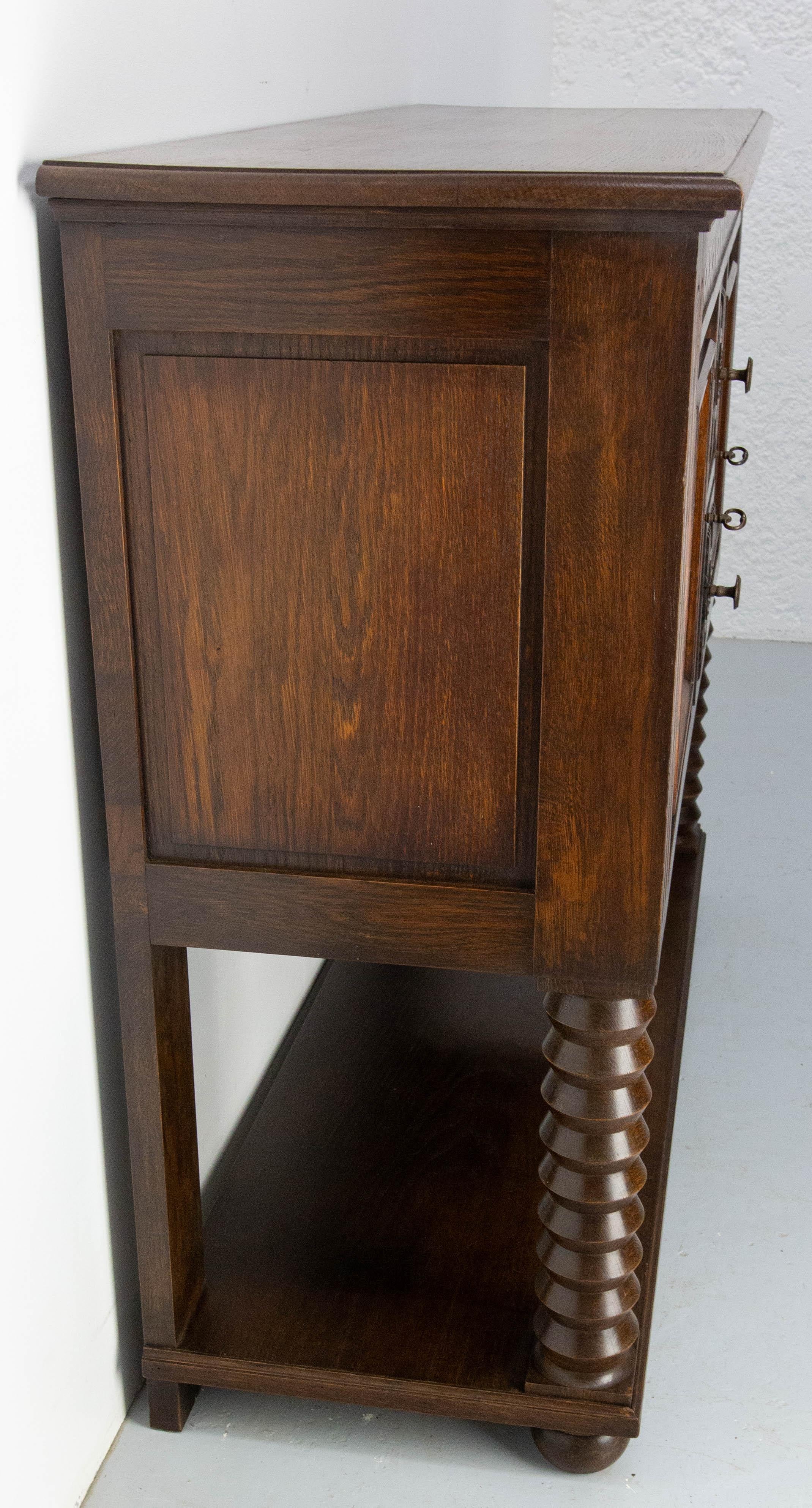 Francese Buffet francese d'epoca in Oak e ferro battuto in stile neogotico del Medioevo in vendita