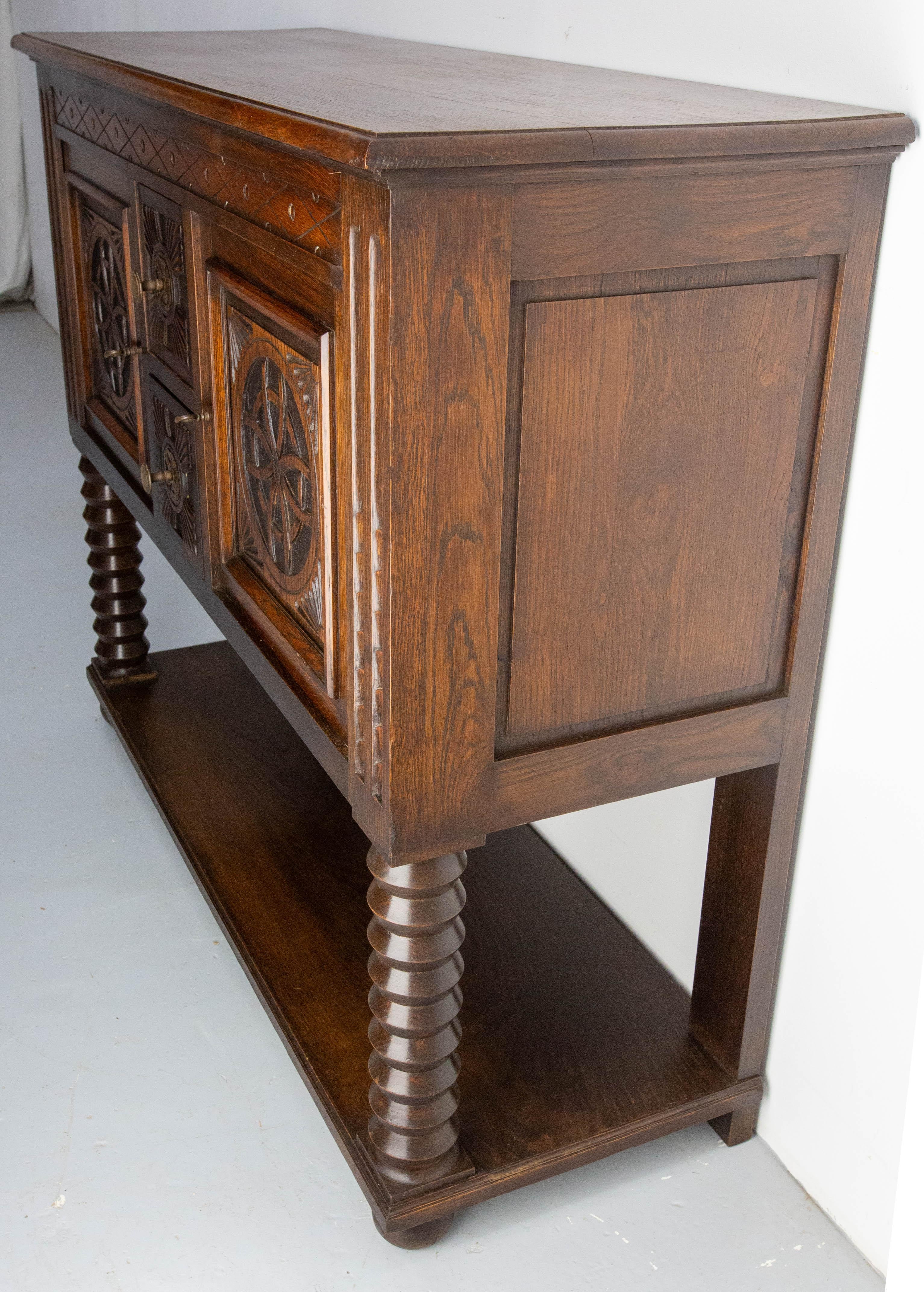Metà XX secolo Buffet francese d'epoca in Oak e ferro battuto in stile neogotico del Medioevo in vendita