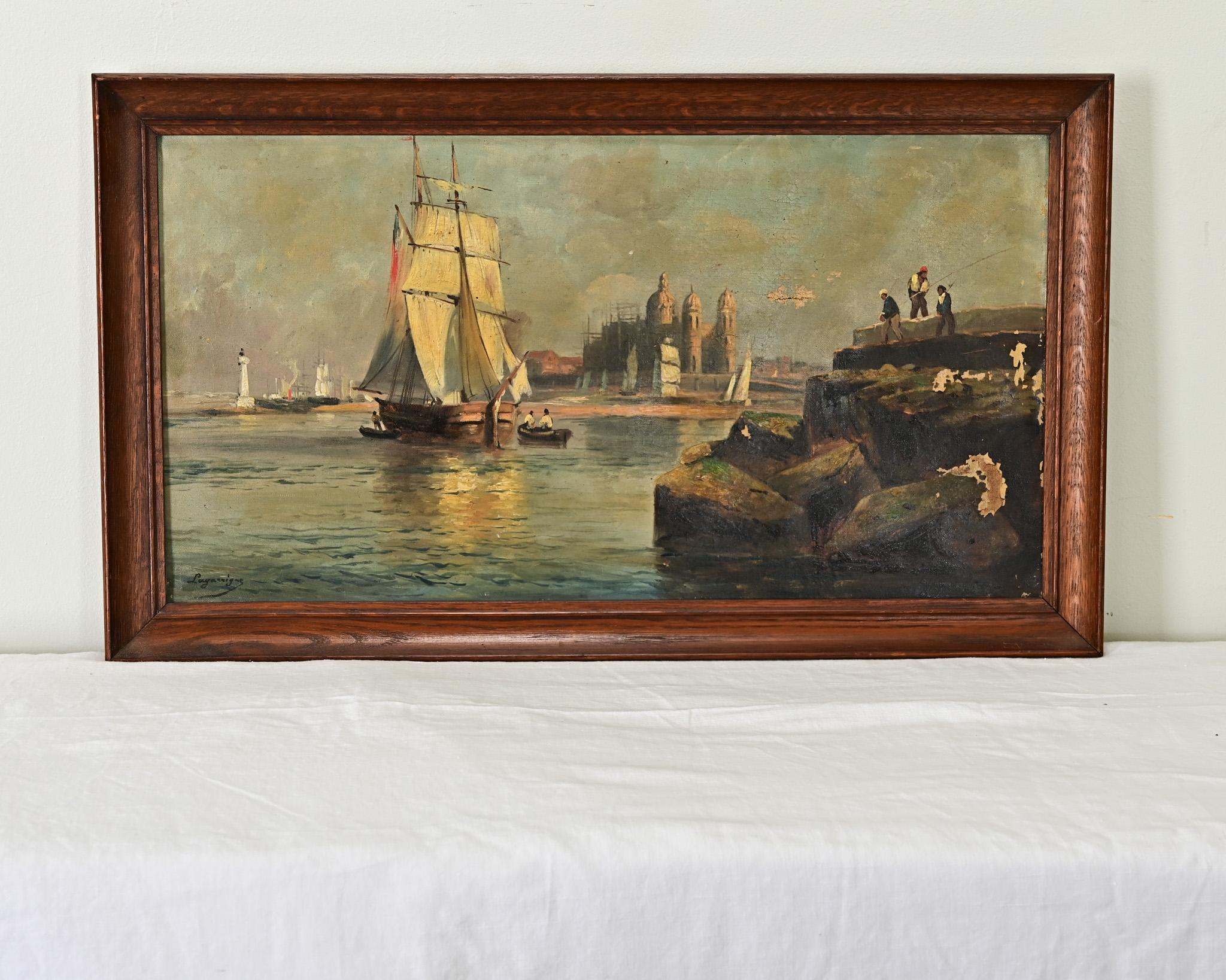 Quadro d'epoca francese del XX secolo incorniciato a olio su tela raffigurante un porto di mare in una località esotica di tempo e luogo indeterminati. La scena è dominata da una grande goletta le cui vele sono illuminate dal sole nascente, mentre a