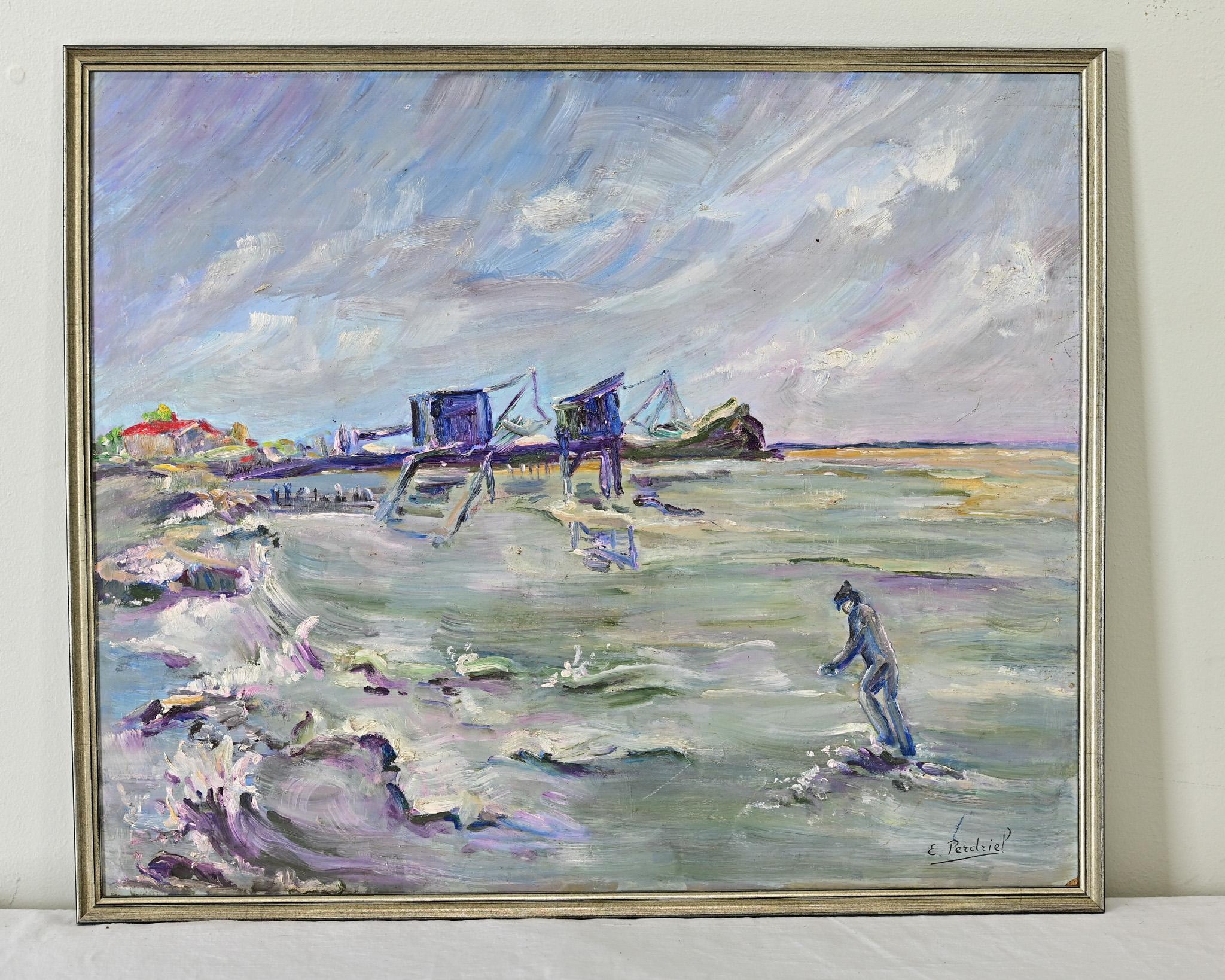 Óleo francés de época sobre tabla, paisaje a orillas del mar, firmado E. Perdriel. La colorida obra representa una fina bruma de tenues nubes en blanco y lavanda, sobre una playa azotada por las olas. A lo lejos se ve un destello rojo que indica un