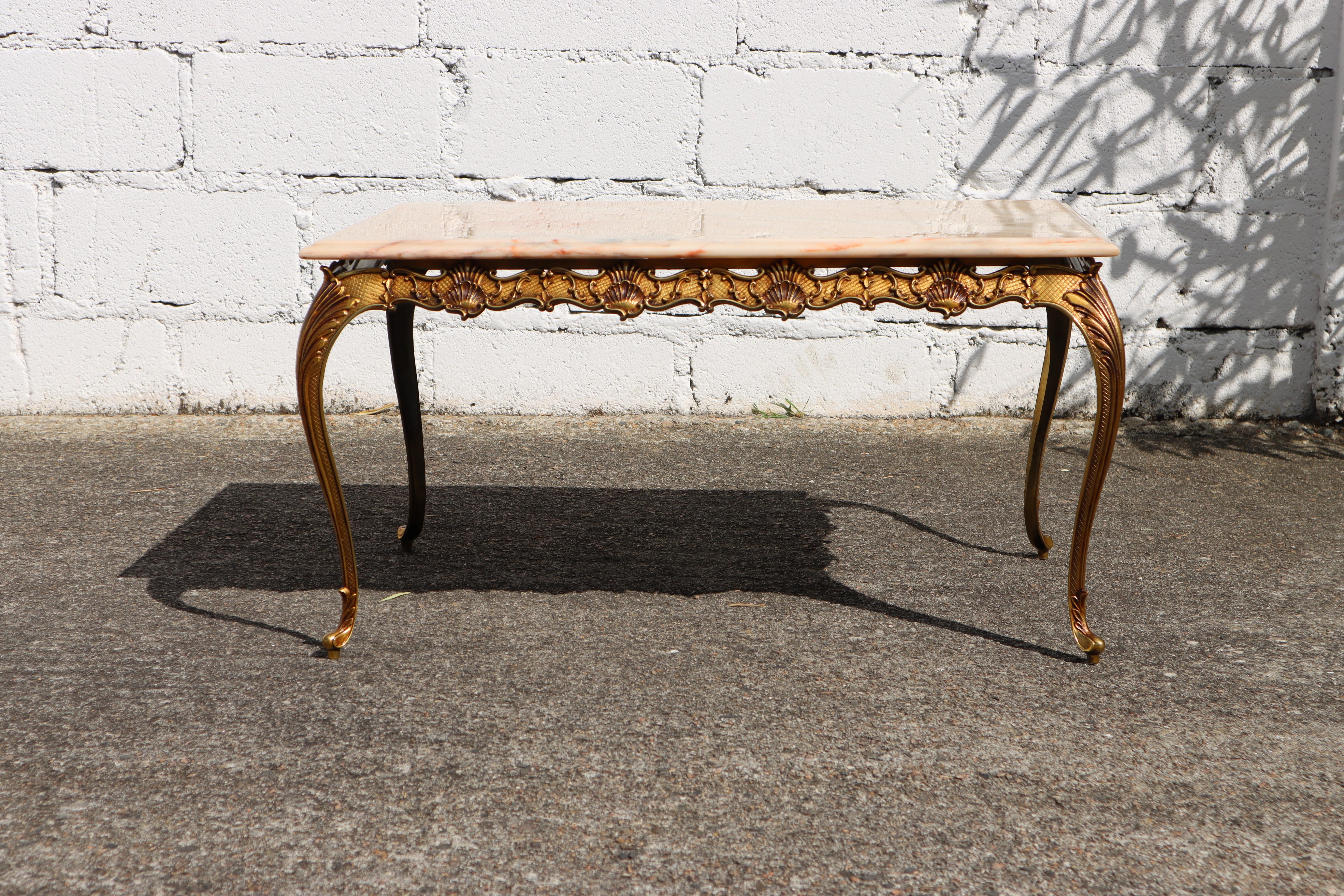 Tavolino da caffè francese vintage rettangolare in marmo e ottone - Tavolino da cocktail vintage - Stile Luigi XV degli anni '60

Forma elegante del piano del tavolo - Piano in marmo con motivi naturali in un bellissimo mix di diverse tonalità di